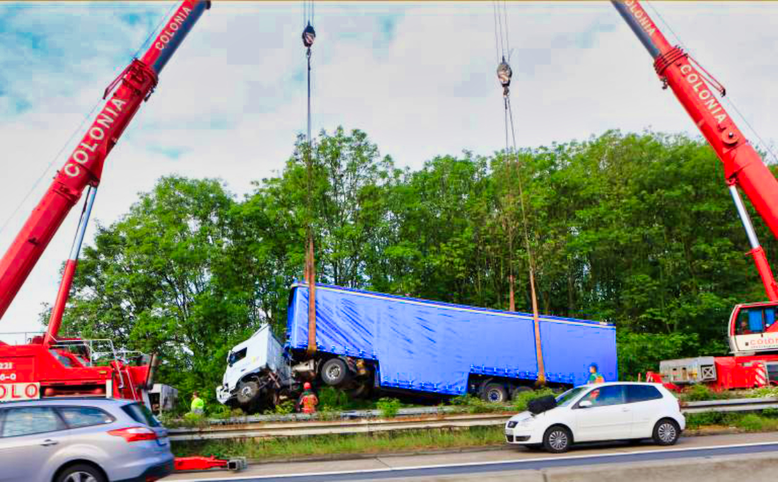 Vollsperrung! Schwerer Unfall auf der Autobahn- Lkw kippt nach Unfall mit Pkw um - 2 Personen verletzt