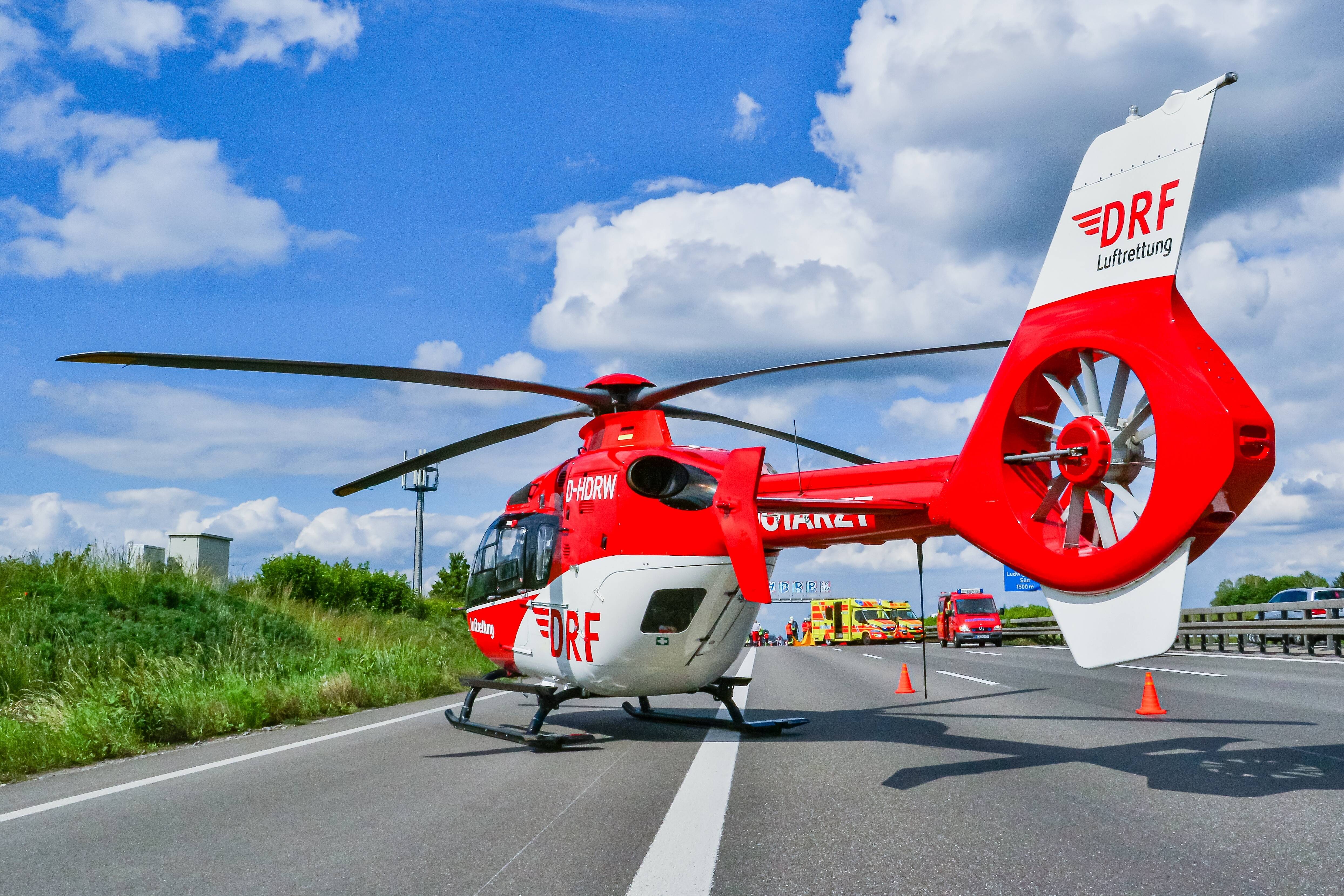 Vollsperrung - Unfall auf der Autobahn - Mehrere Menschen verletzt - Rettungshubschrauber kam zum Einsatz
