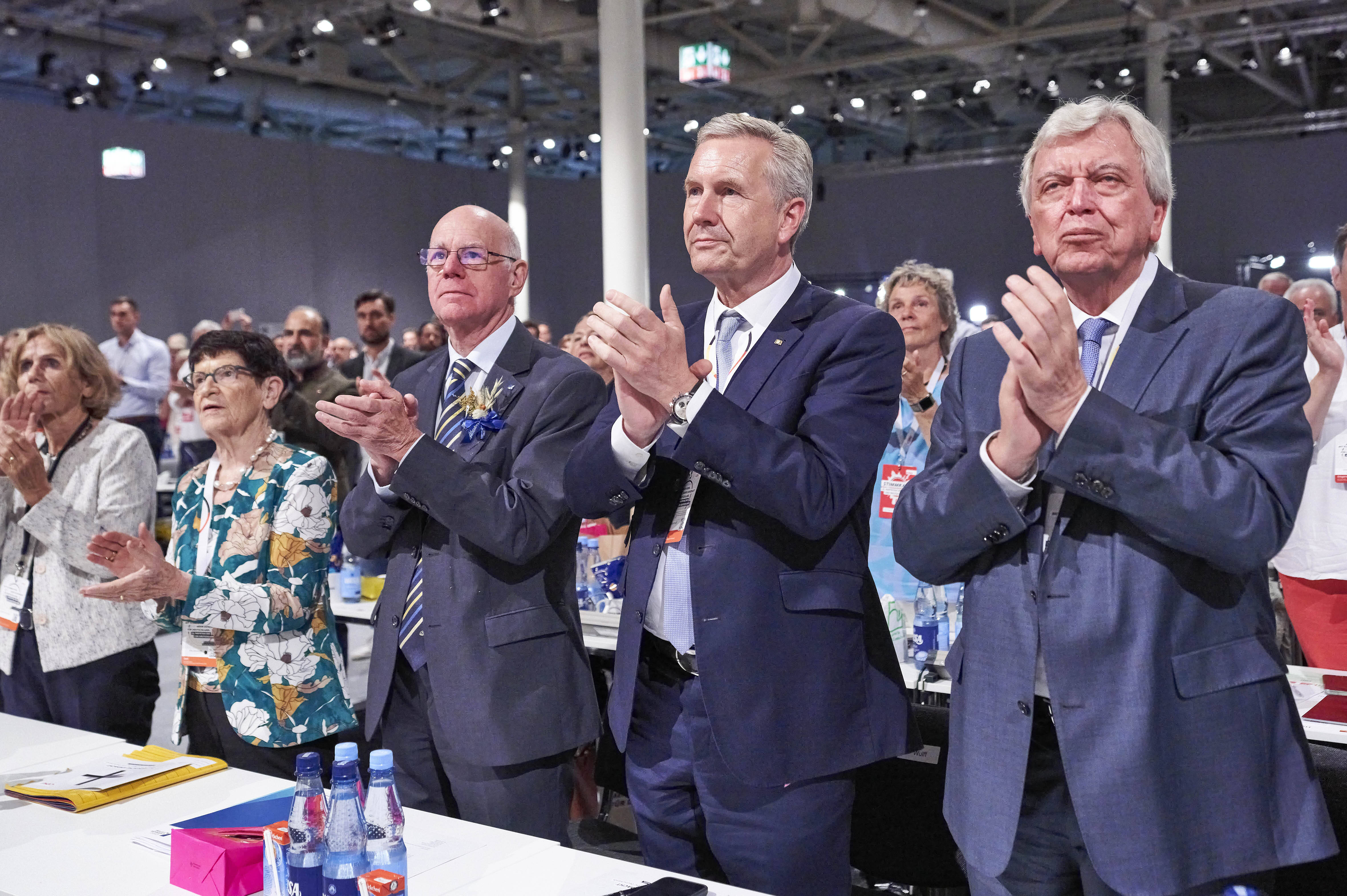 Diese deutschen Top-Politiker unterstützen die Chinesen - trotz Geheimdienstwarnung!