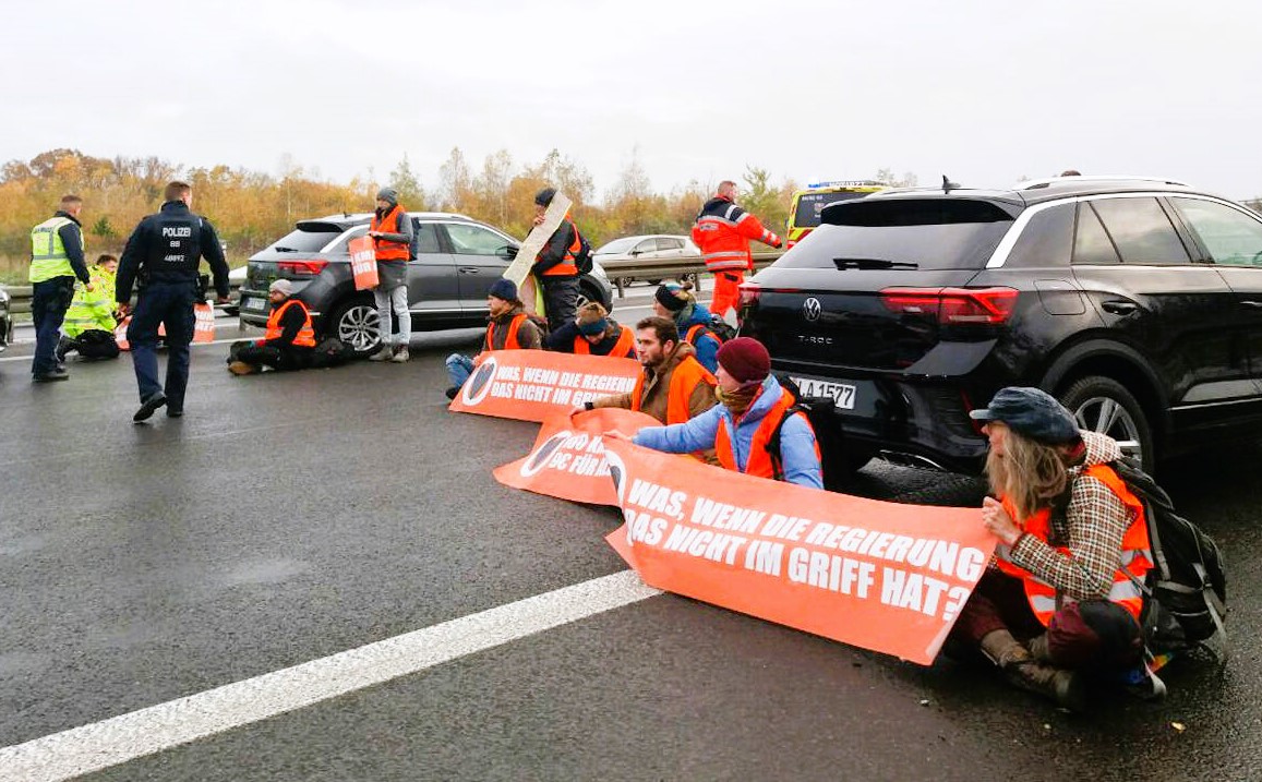 Klimakleber blockieren Autobahn und provozieren Unfall! Riesen Stau und entnervte Autofahrer! 
