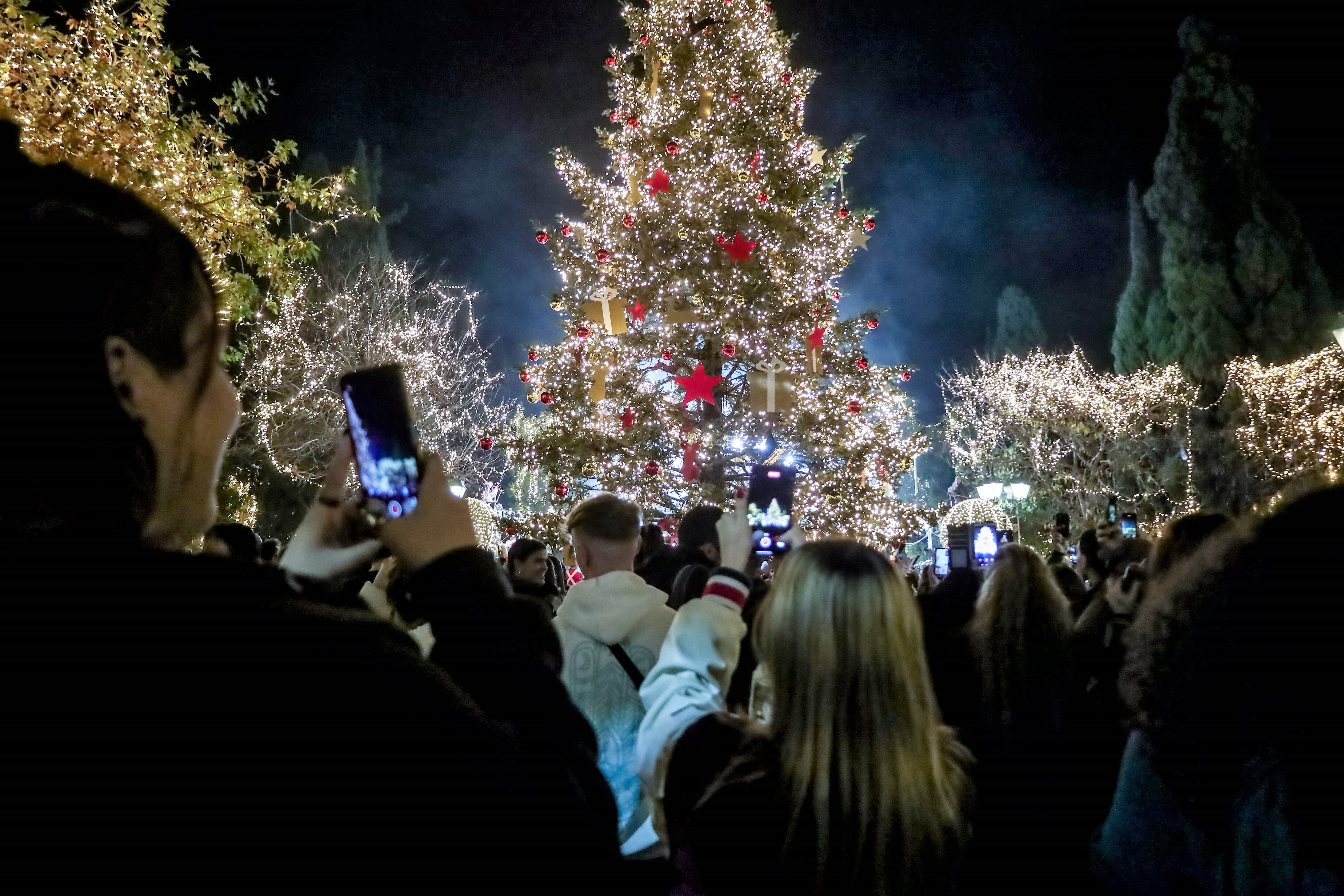 Mann stirbt beim aufhängen von Weihnachtslichtern! Tragischer Unfall! - Mann verheddert sich in einer Lichterkette und stürzt in den Tod