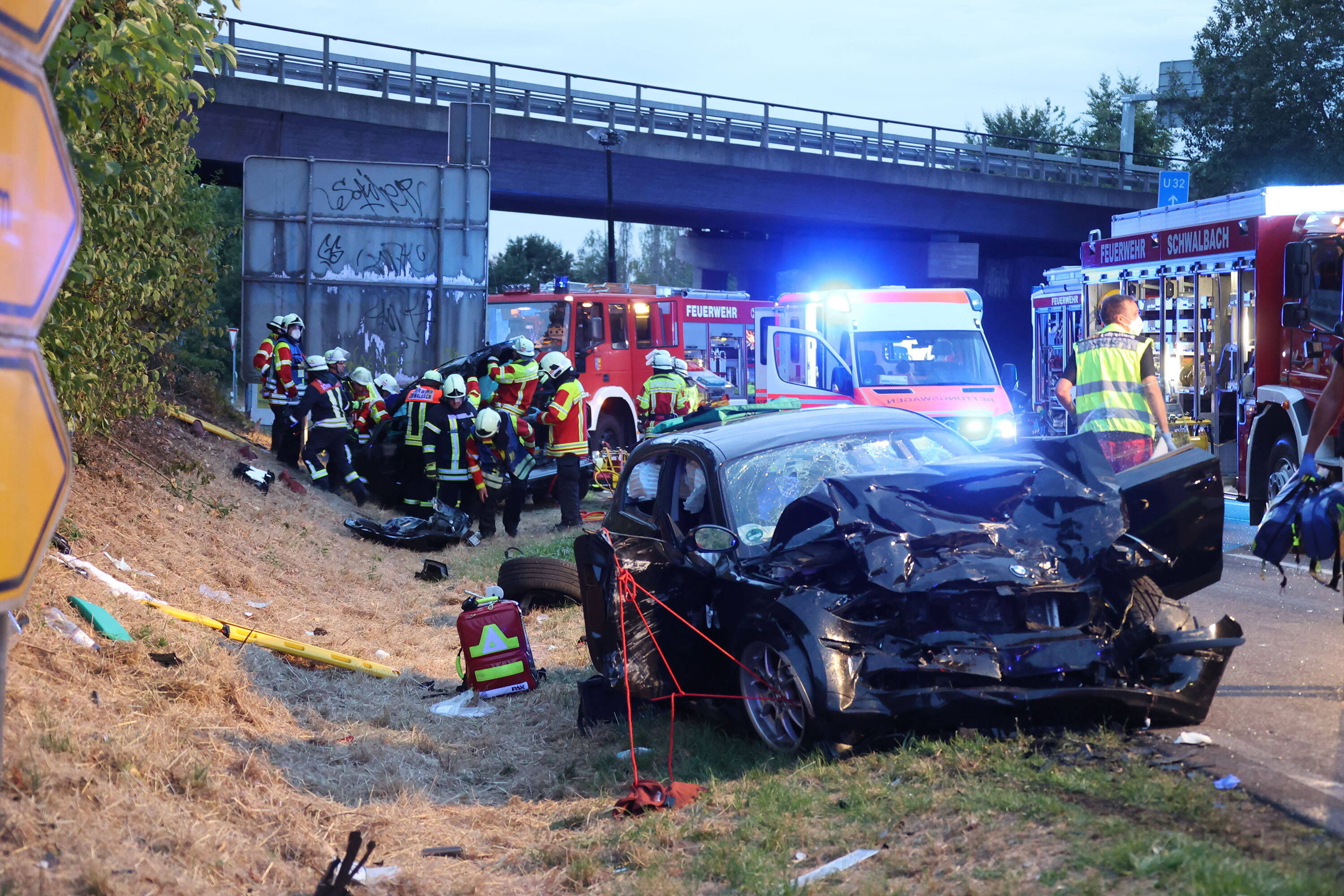 Vollsperrung! - Fahrer am Steuer eingeschlafen - 3 Personen werden schwer verletzt