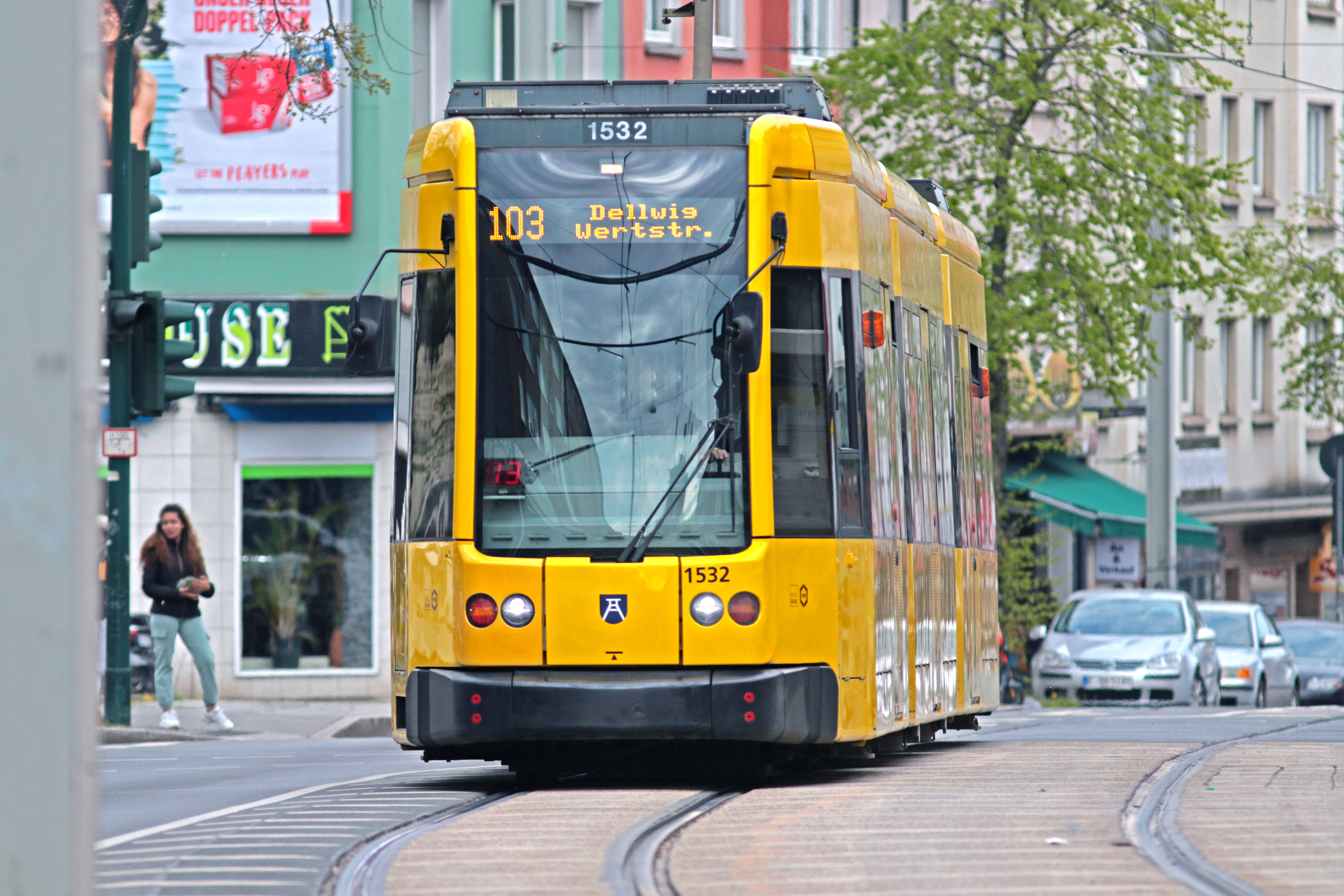 EILMELDUNG - Mann zündet 26-jährige Frau in einer Straßenbahn an - Polizei sucht Augenzeugen