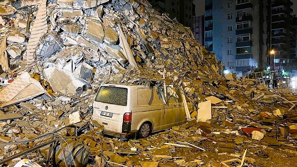 Schweres Erdbeben erschüttert die Türkei, hunderte Tote, Regierung ruft höchste Alarmstufe aus!
