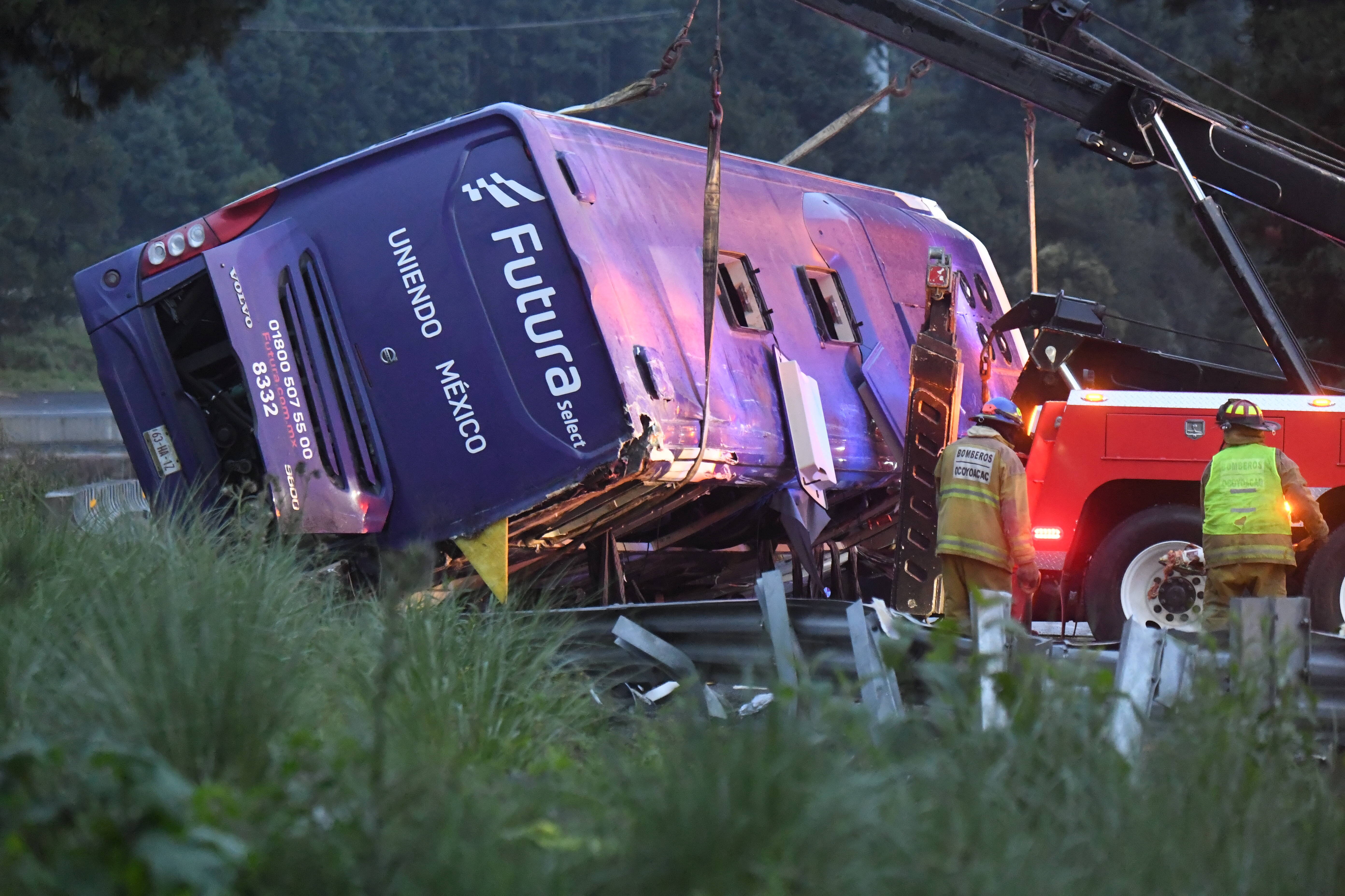 Reisebus kippt auf Autobahn um - 35 Menschen teils schwer Verletzt! Chaos auf deutscher Autobahn!