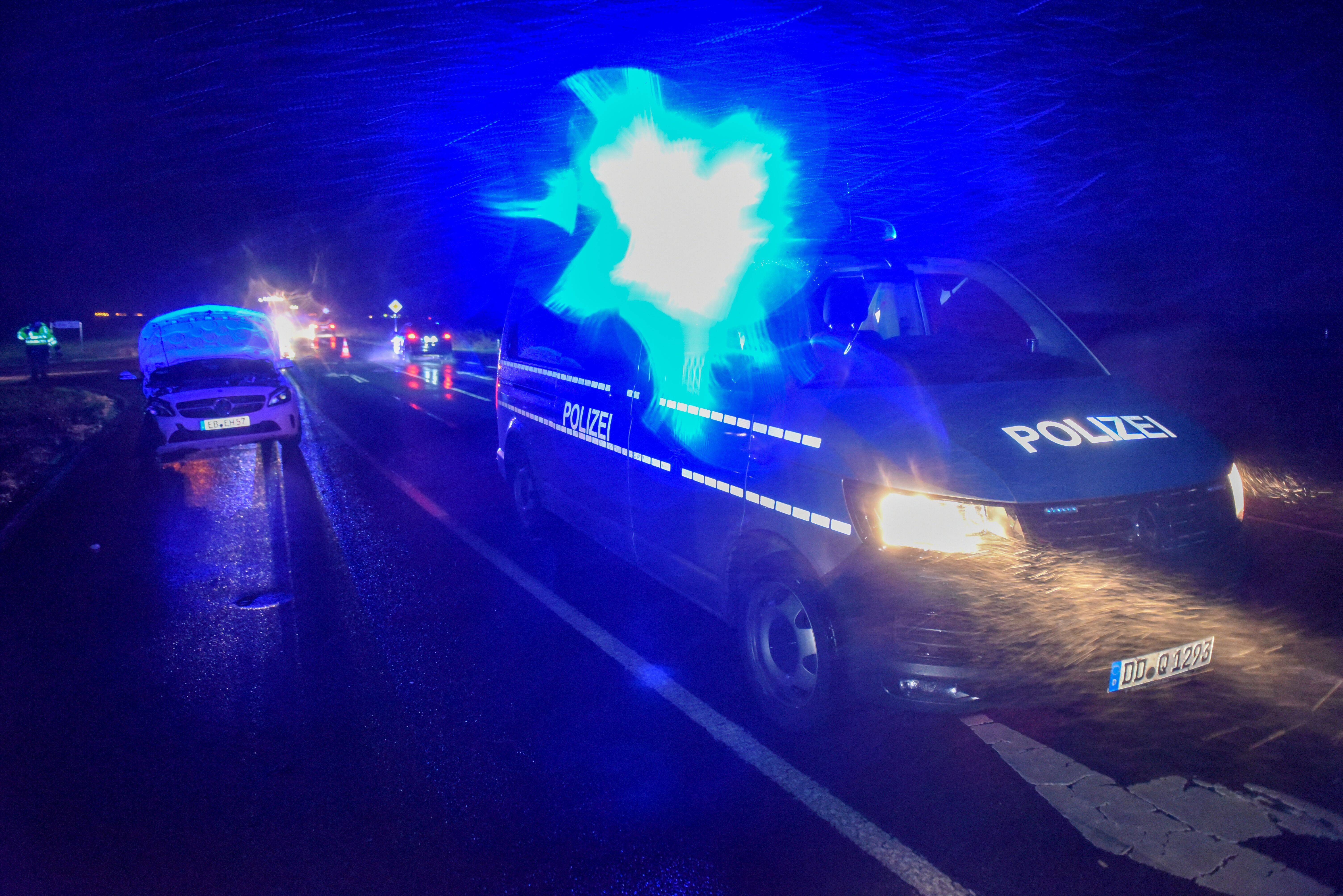 Horror-Unfall auf schnurgerader Strecke - Mann rast mit seinem Wagen gegen Baum und stirbt