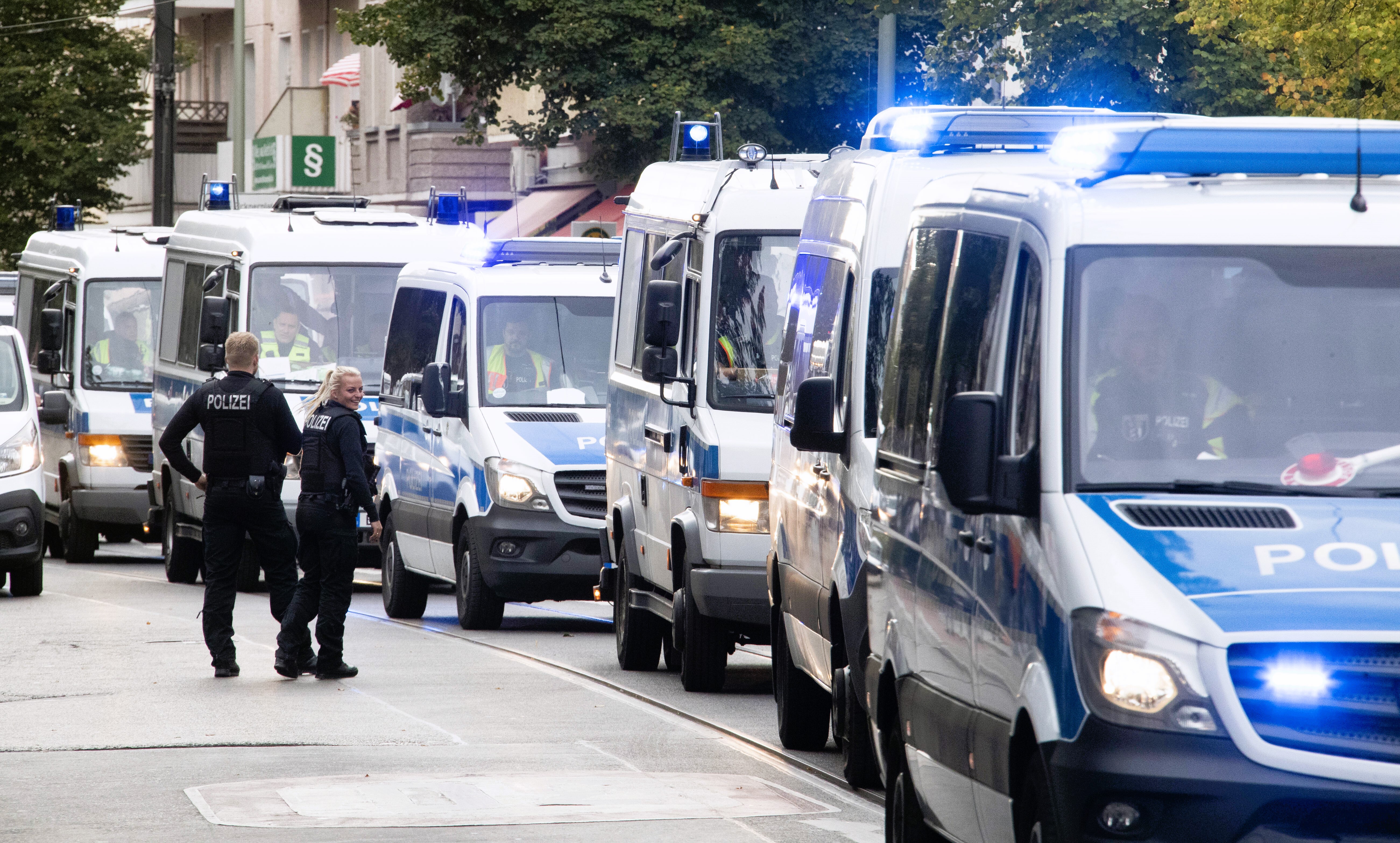 Rockerkrieg mit Clan-Mitgliedern! Schüsse fallen - SEK mit Festnahmen nach Razzia!
