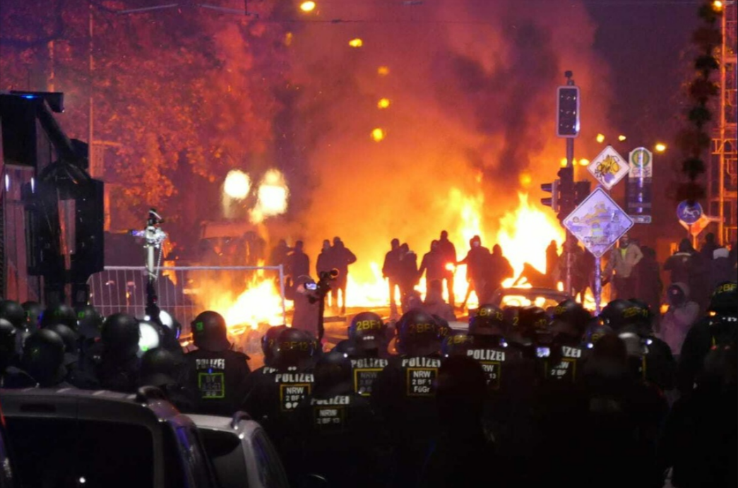 Angriff auf Polizeiwache in Leipzig! 300 Chaoten eingekesselt - Alarm nach Demo-Verbot!