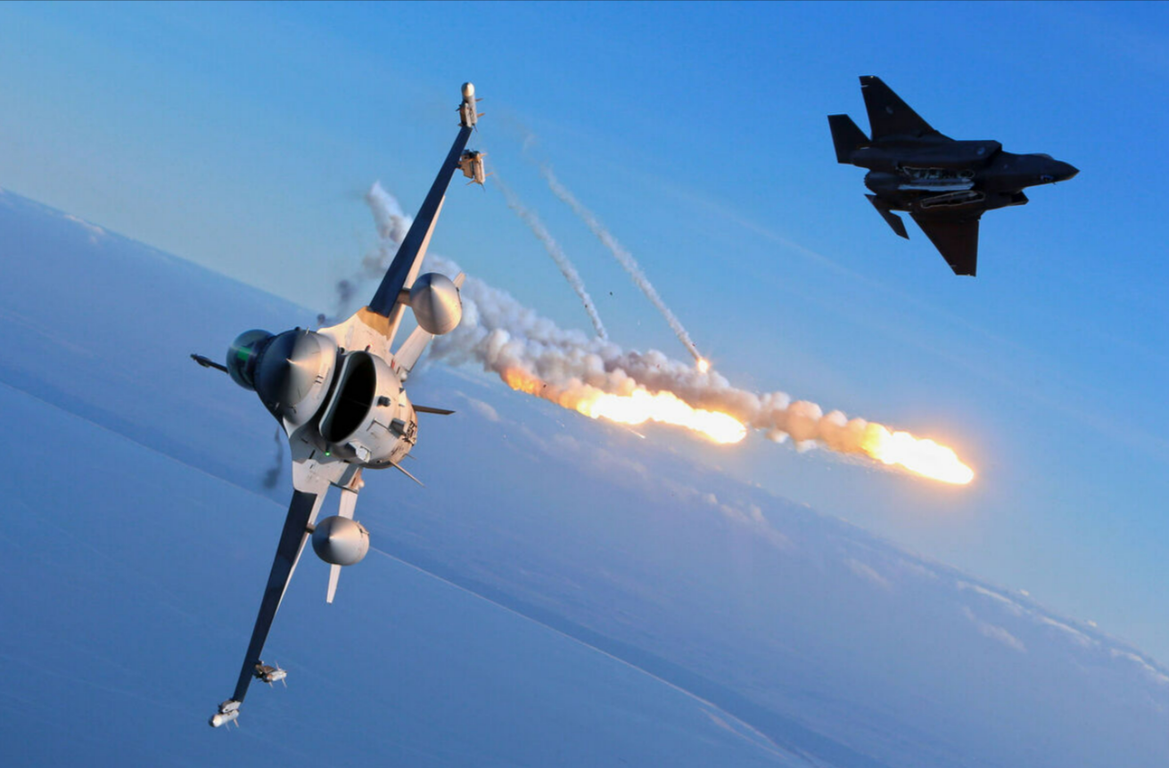 Mysteriöser Flugzeugabsturz! Pilot Ohnmächtig? Kampfjets steigen auf und feuern Leuchtraketen ab!