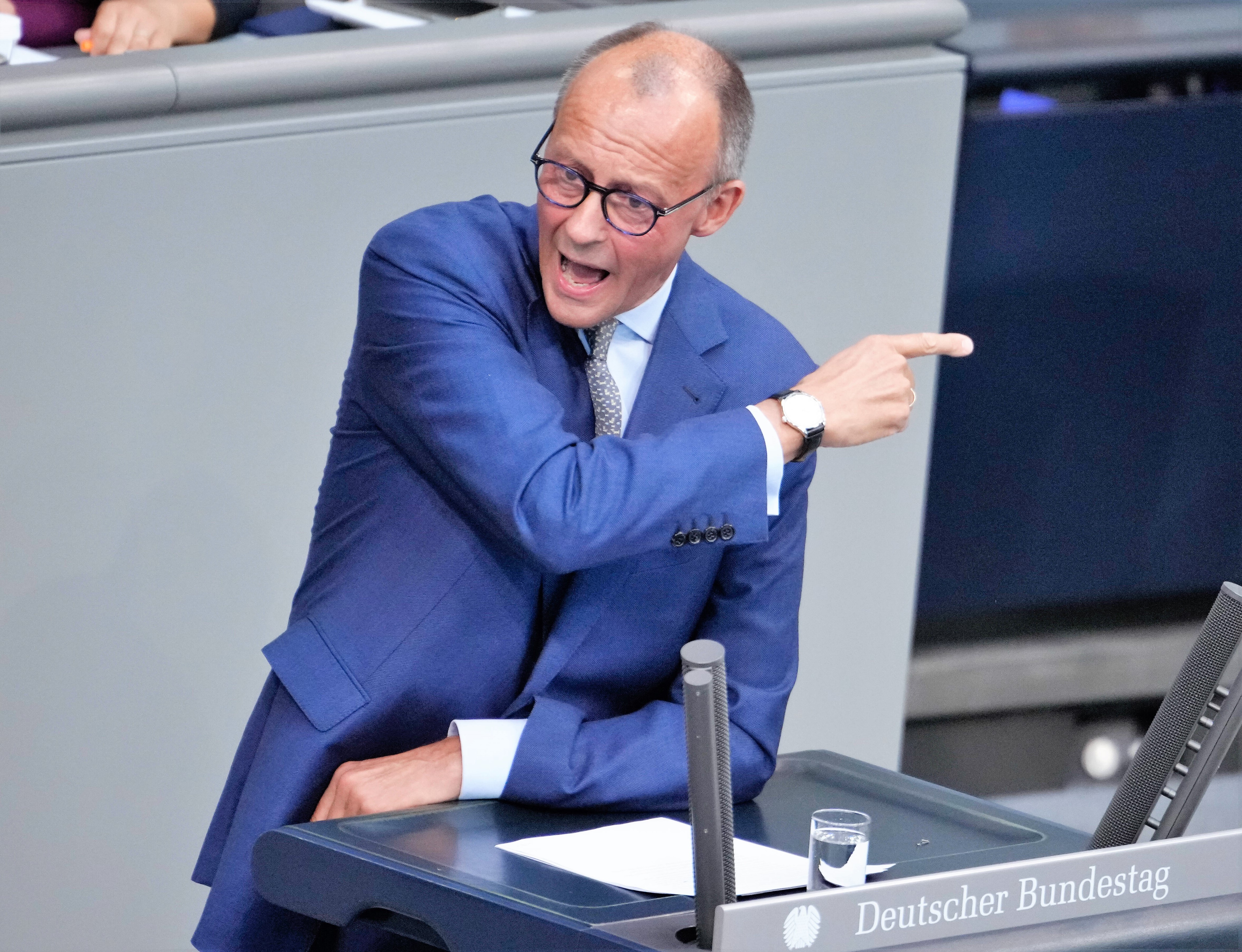 Schallende Ohrfeige! Friedrich Merz nimmt sich Annalena Baerbock zur Brust - die reagiert cool!