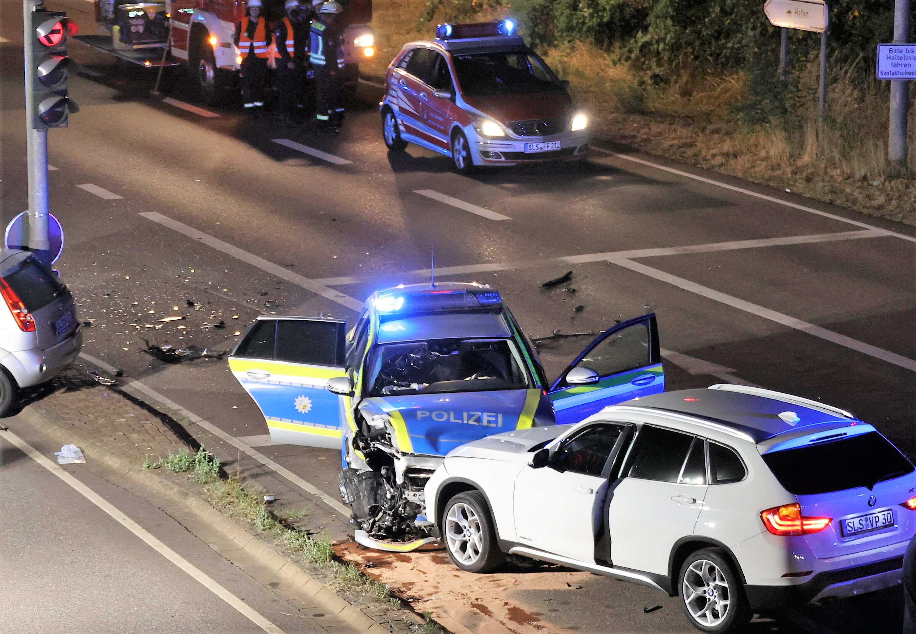 Schwerer Unfall! SUV rammt Streifenwagen im Einsatz! Insgesamt 4 Personen verletzt