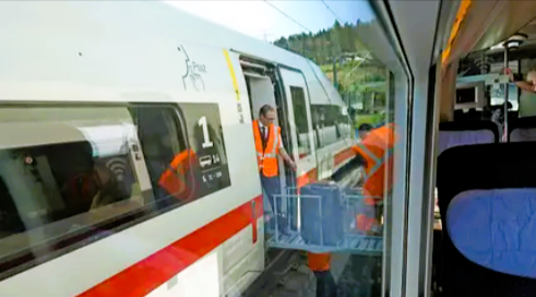 ICE evakuiert! Zug bleibt auf Brücke liegen - Passagiere müssen bei Gluthitze auf die Gleise!