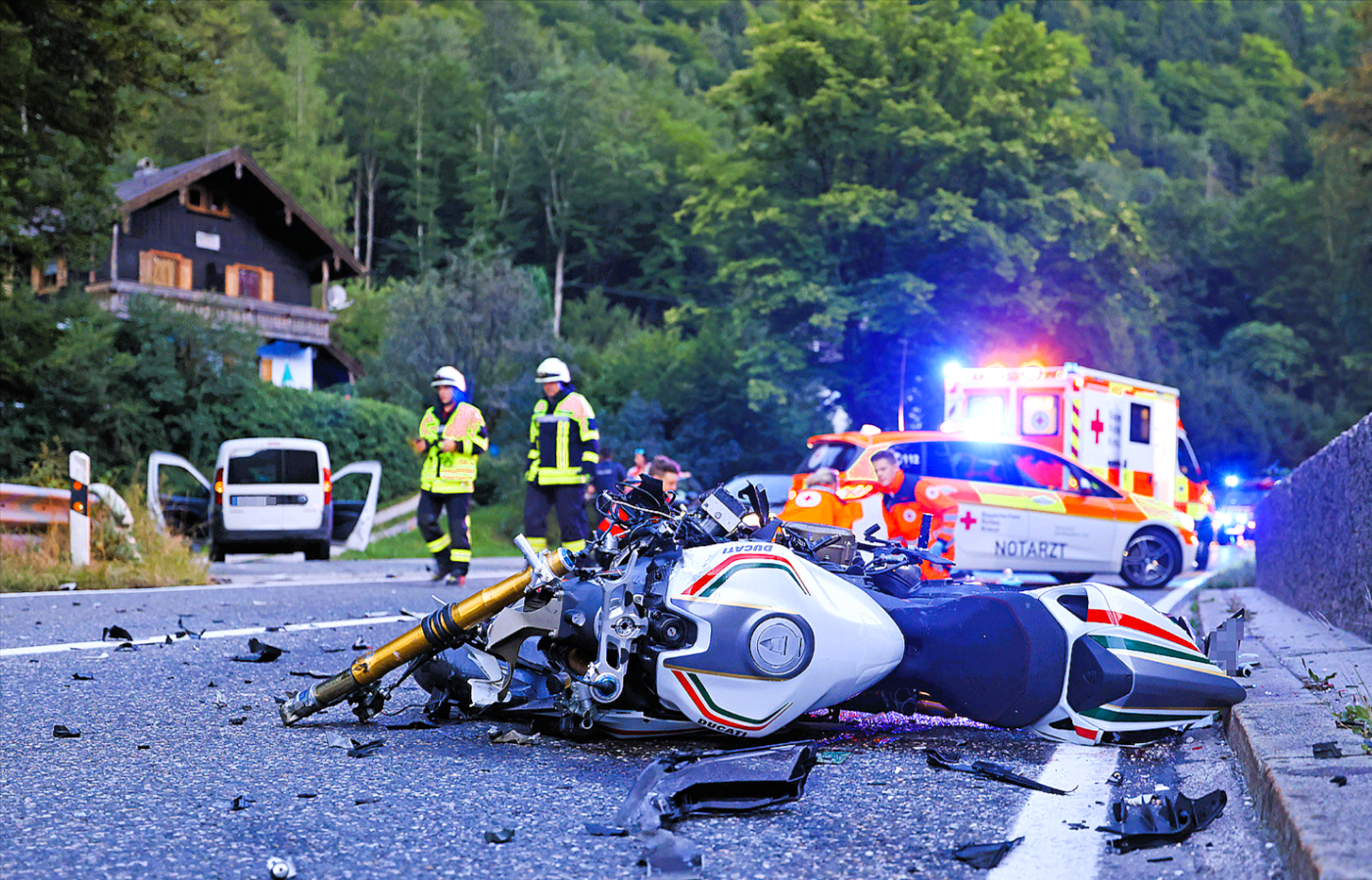 Eilmeldung! Auto schleudert in Menschengruppe - Mindestens 8 Personen verletzt, teilweise schwer!