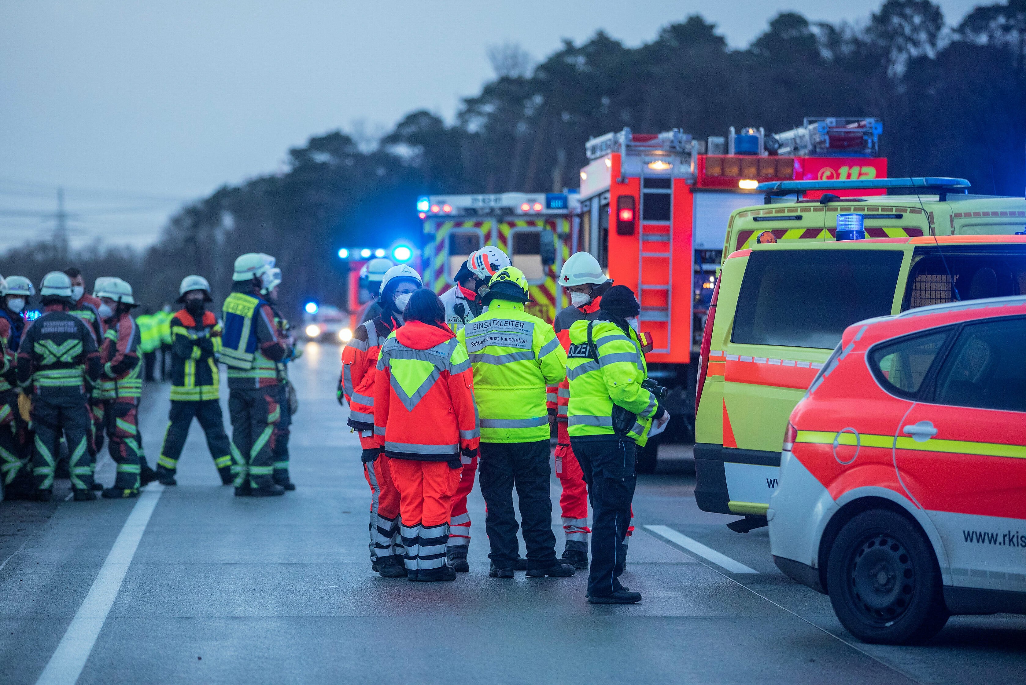 Massencrash! 85-Autos beteiligt! Massive Unfallserie auf der Autobahn - Vollsperrung!