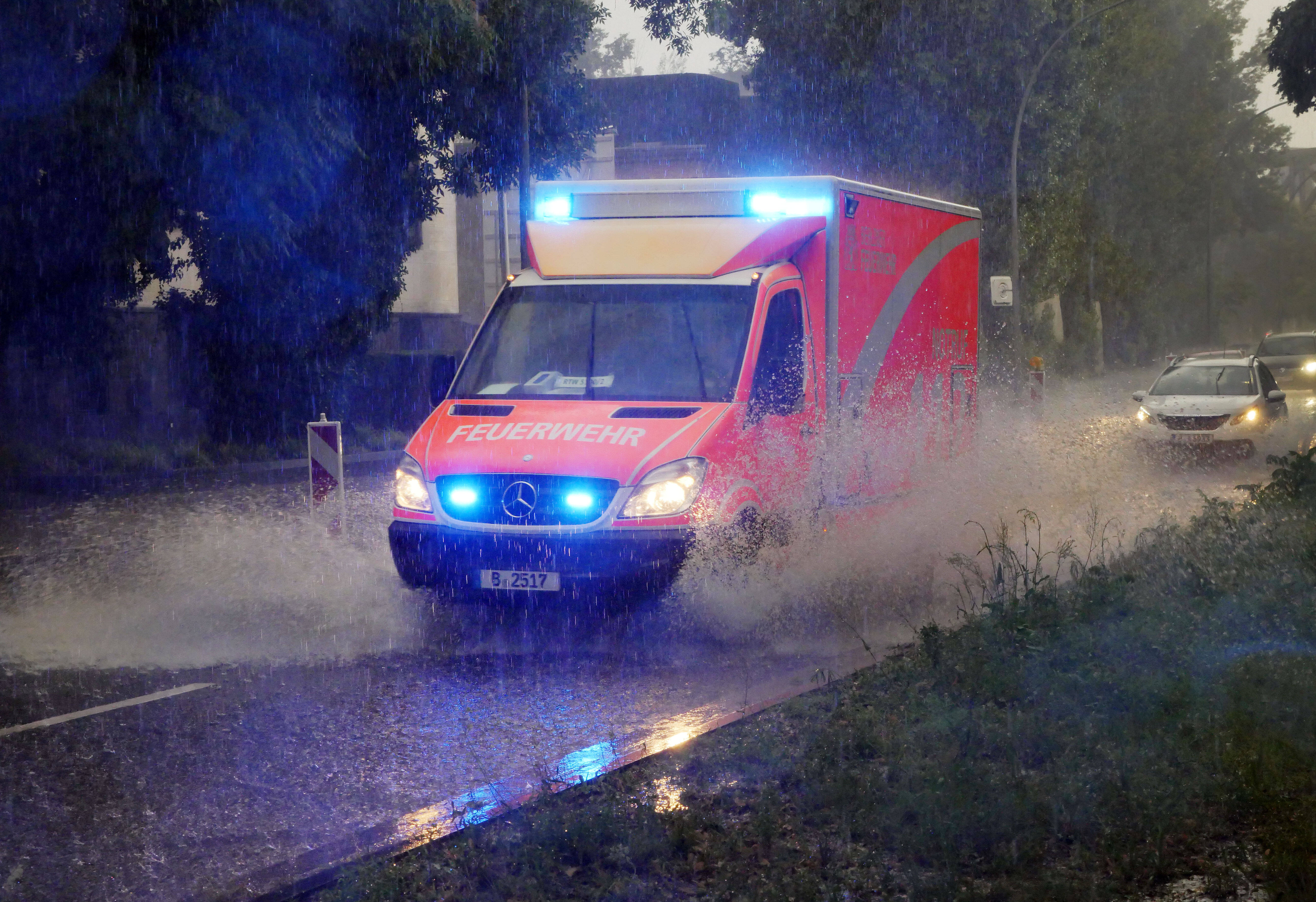 Krankenwagen kollidiert mit umgestürztem Baum - Patient im Wagen stirbt bei dem Unfall!
