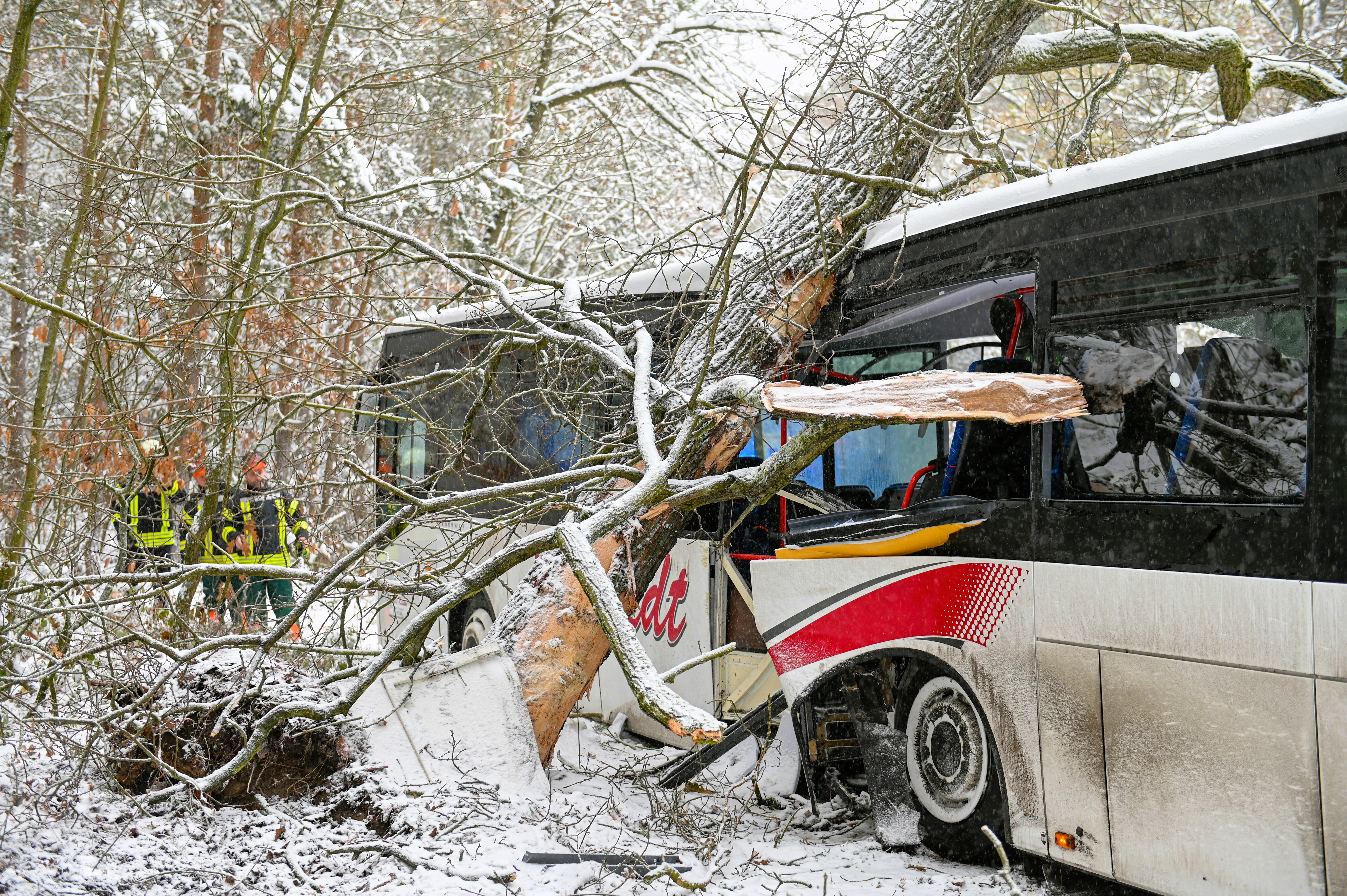 Schwerer Linienbus-Unfall nach Glatteis! Bus rutsch einfach in den Graben - viele Passagiere verletzt