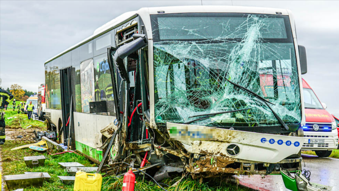 Horrorunfall! Mindestens 10 Todesopfer bei Massenkarambolage auf Autobahn 