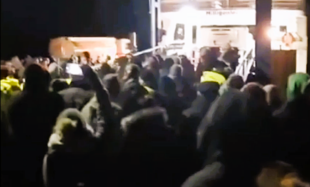 Bauern greifen Robert Habeck an! Vize-Kanzler flüchtet auf Fähre vor Bauern-Mob!