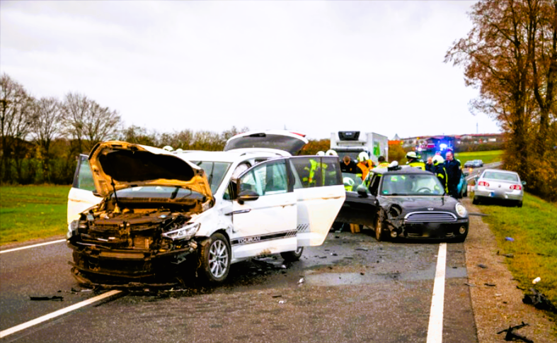 Vollsperrung! Tödlicher Unfall bei Überholvorgang - Renault-Fahrer stirbt noch am Unfallort!
