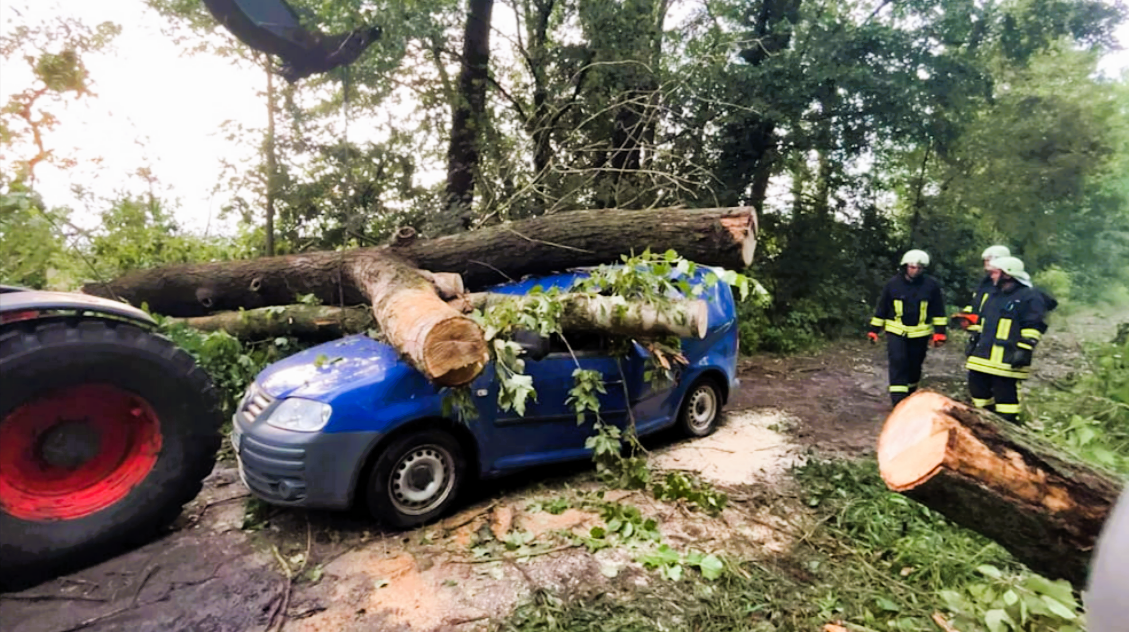 Unwetterschäden in Millionenhöhe! Tornado verwüstet Sachsen, Hauswand eingestürzt, Straßen überflutet!