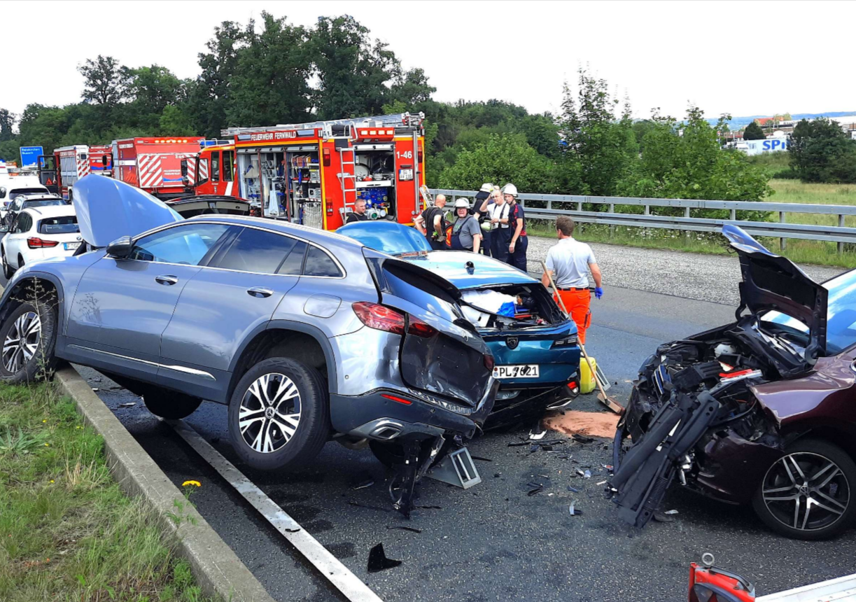 Vollsperrung! Starkregen sorgt für Unfall auf der Autobahn - Fahrer verliert die Kontrolle!