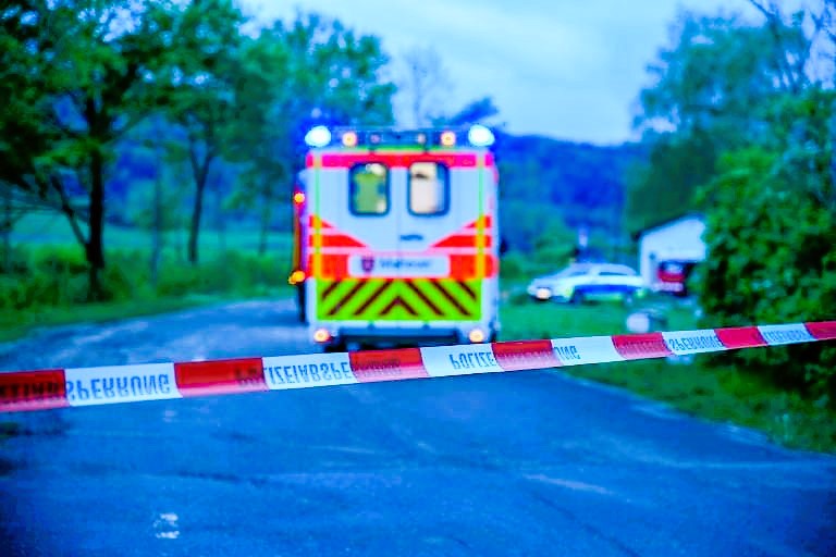 Tödlicher Unfall! Fahrzeug kracht mit voller Wucht gegen einen Baum - 2 Todesopfer und 3 Schwerverletze