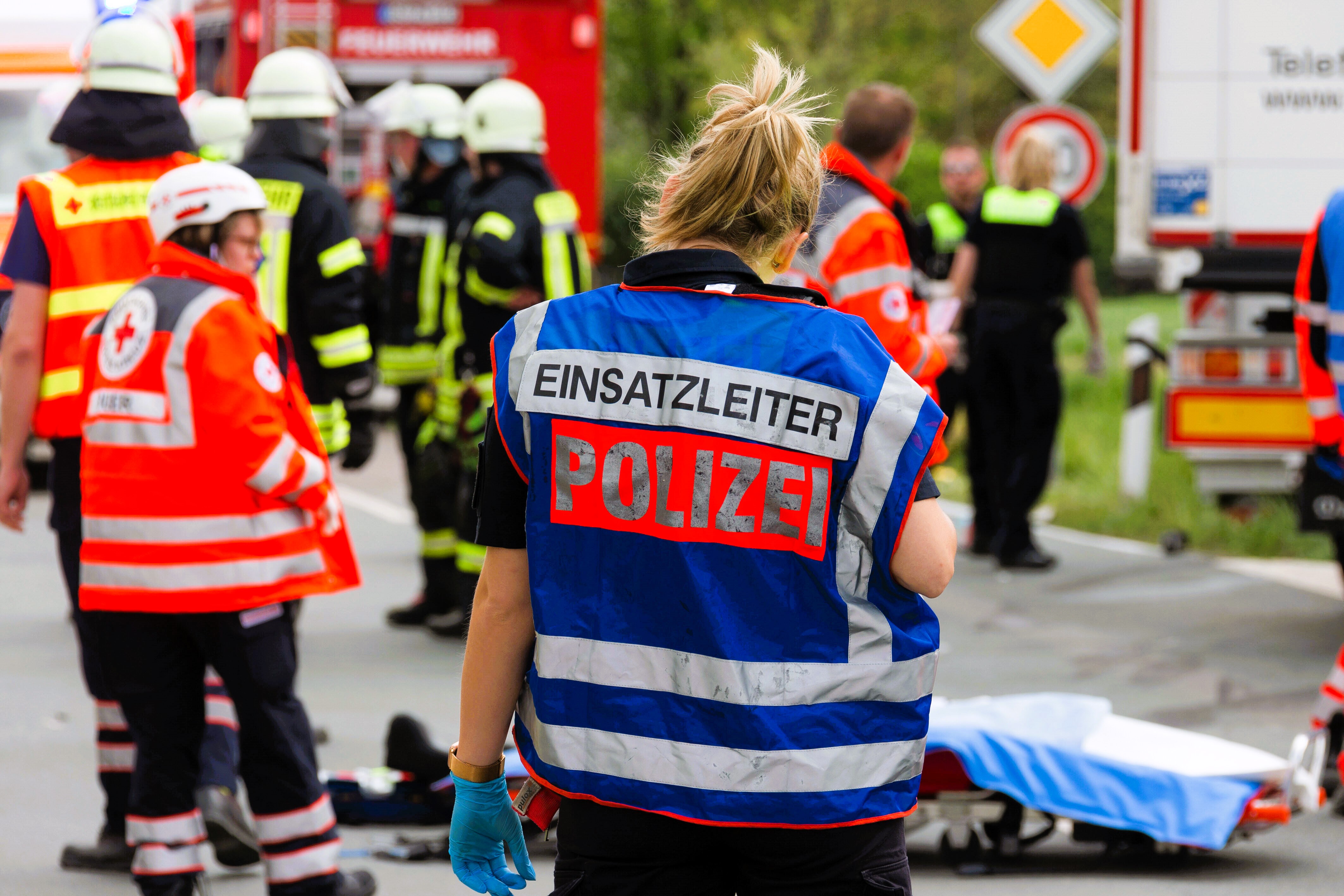 Tragödie in der Nacht: 20-Jähriger stirbt bei schwerem Verkehrsunfall