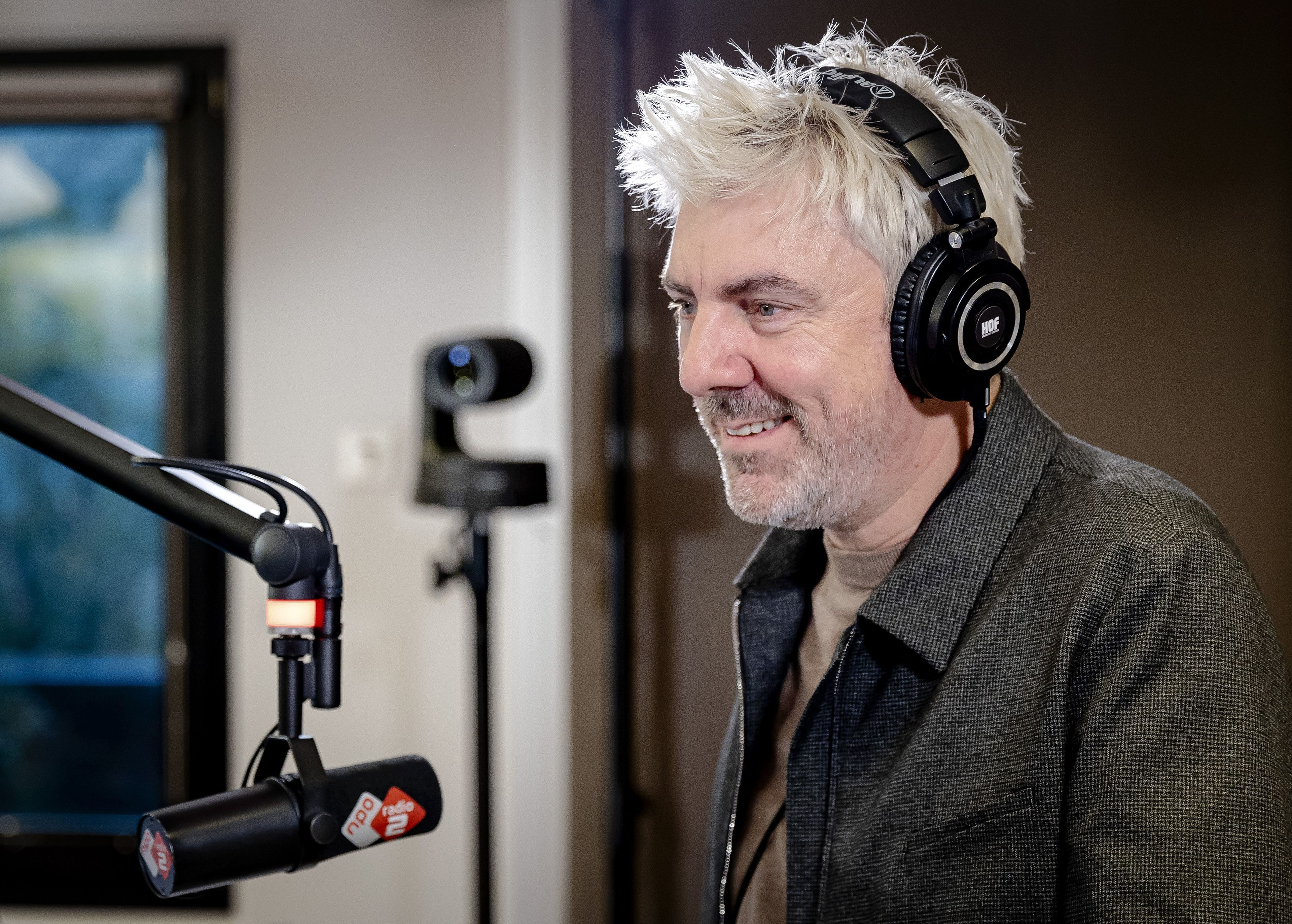 Ruud de Wild stapt live op na online haat — PowNed reageert fel