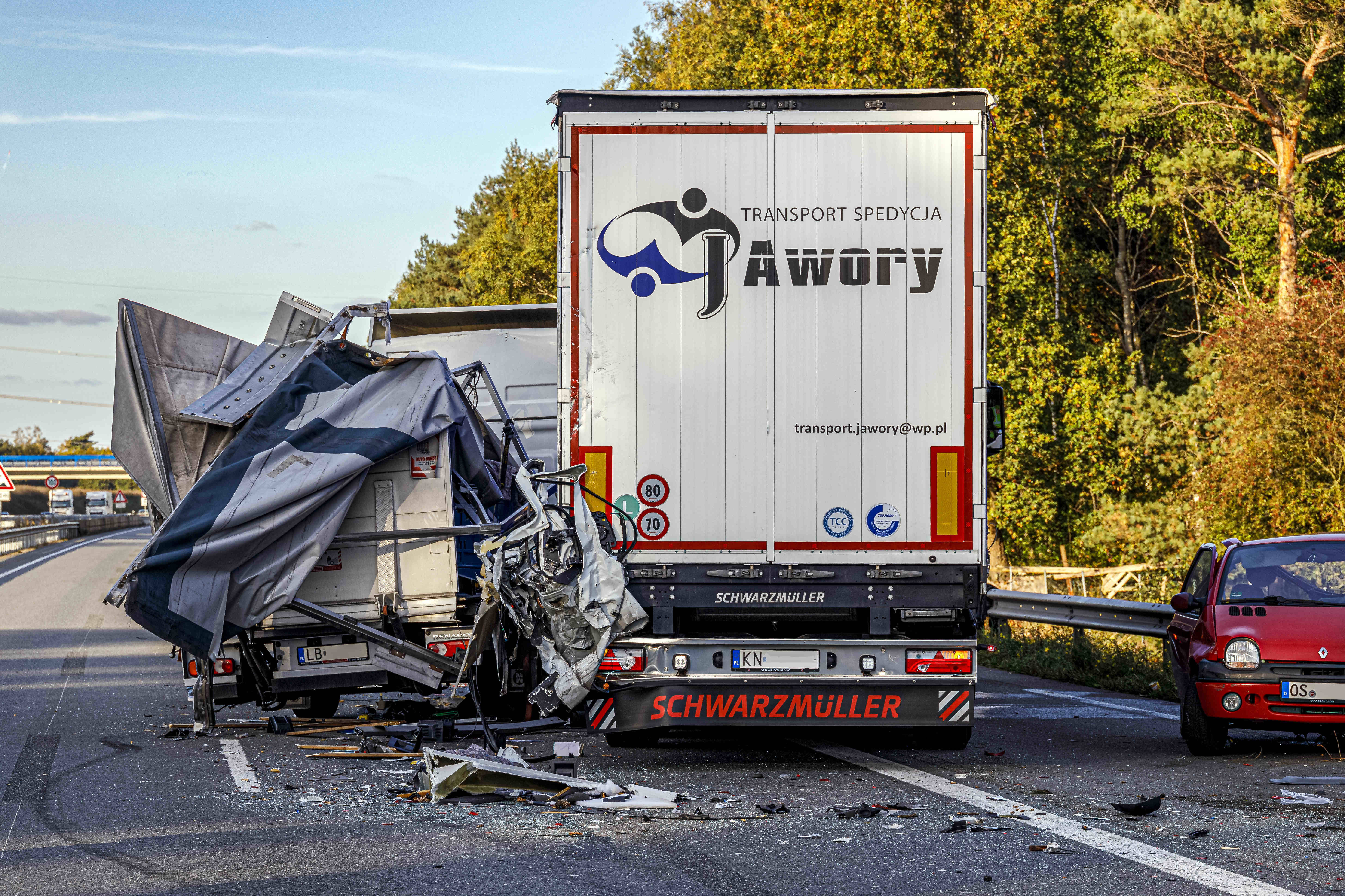 Giftige Säurewolke auf der Autobahn -Vollsperrung! – Lastwagen verliert Chemikalien