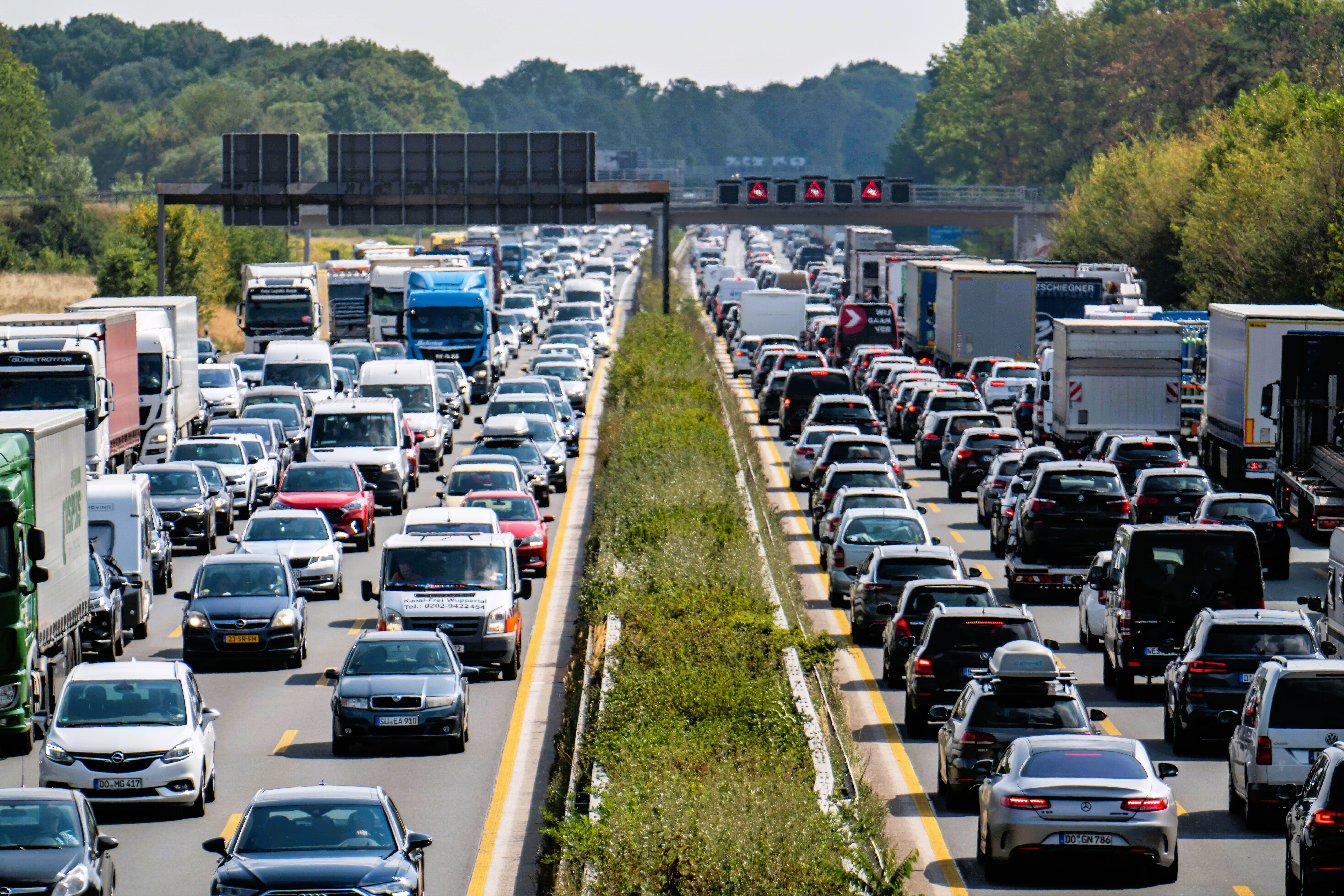 Vollsperrung auf Autobahnkreuz! Folgenschwerer Unfall – LKW durchbricht Leitplanke und kippt um!
