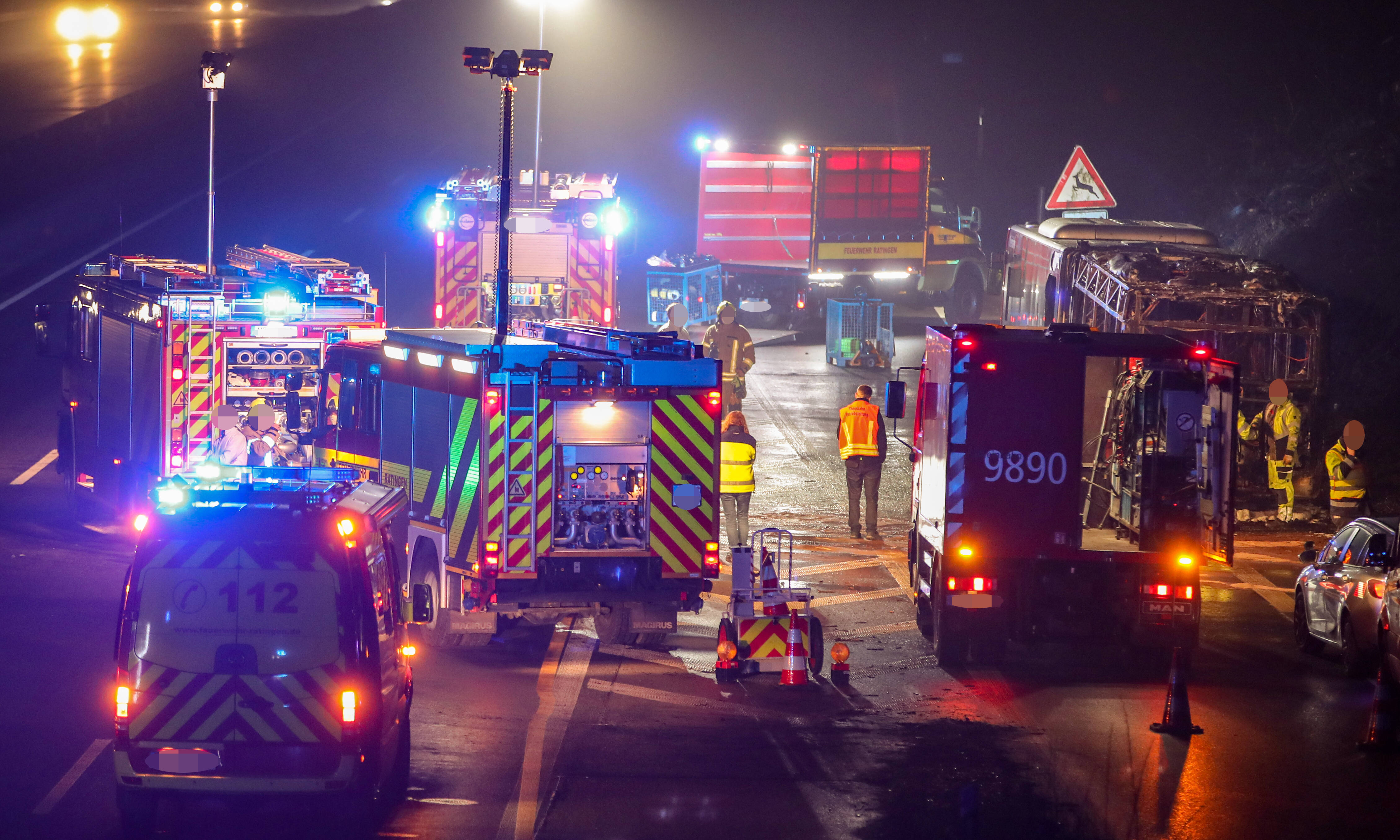 Schock-Unfall! LKW rammt Linienbus und PKW! Viele Verletzte - Unfallort ein Trümmerfeld!