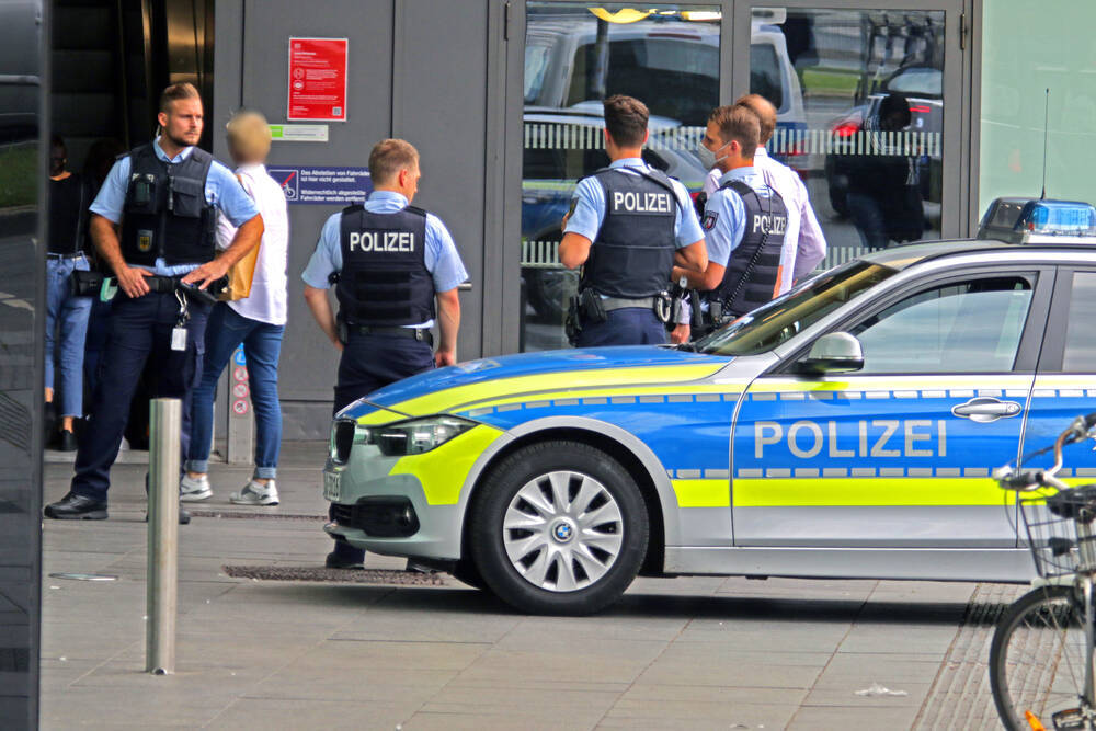 EILMELDUNG! Messerattacke auf zwei Schulmädchen - Angreifer verletzt Mädchen brutal! SEK stürmt Wohnhaus