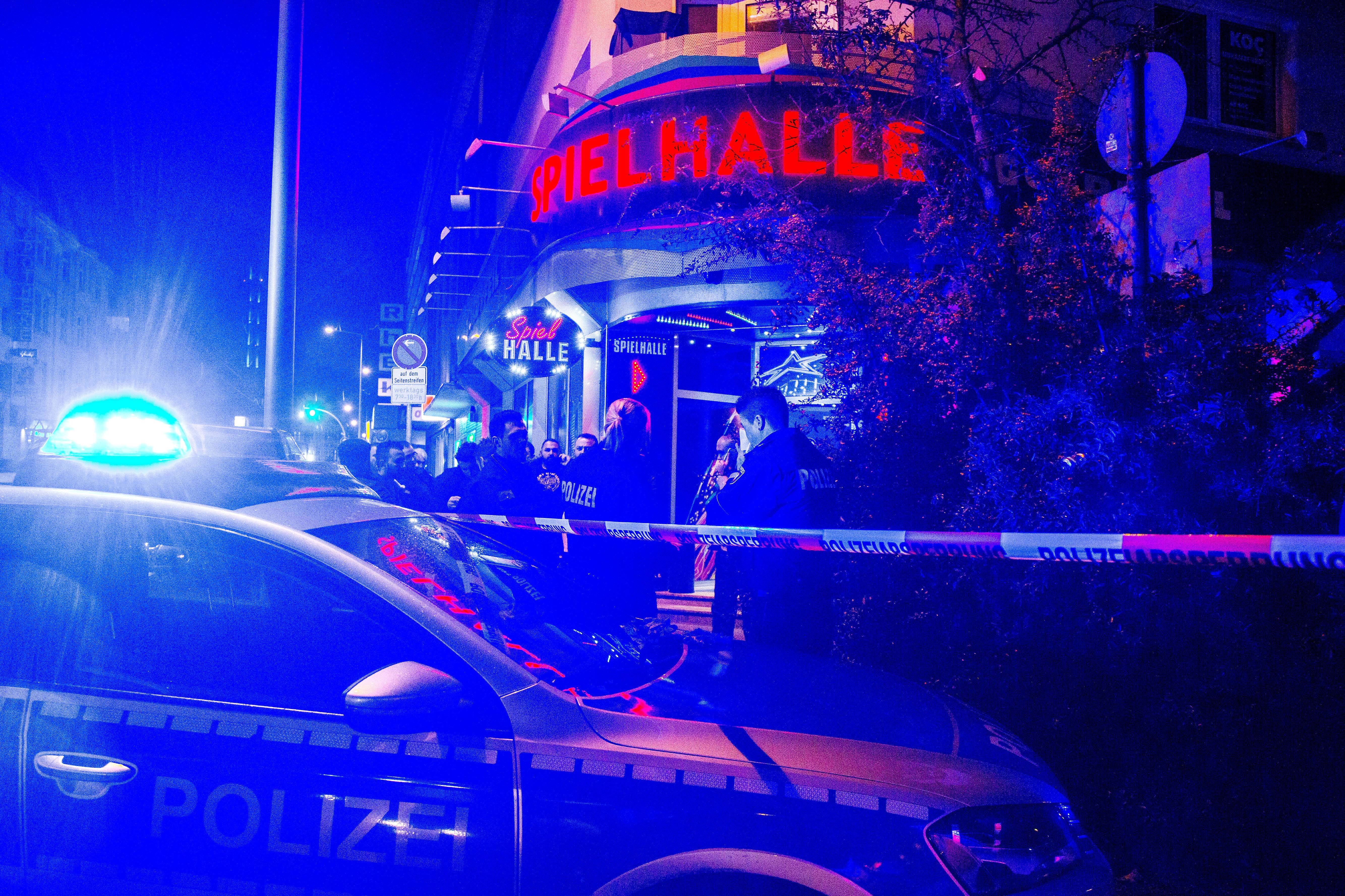 Blutiger Streit am Bahnhof – Mann attackiert Gegner mit Messer und Axt!