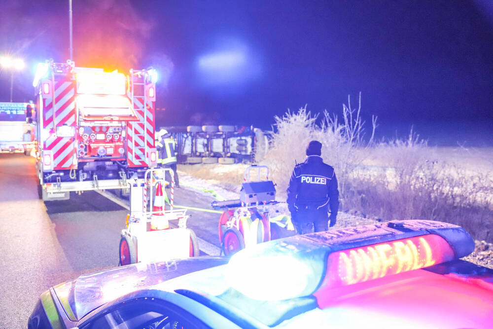 EILMELDUNG🔥 Überfall auf Geldtransporter an Autobahnauffahrt! Täter auf der Flucht, Transporter brennt!
