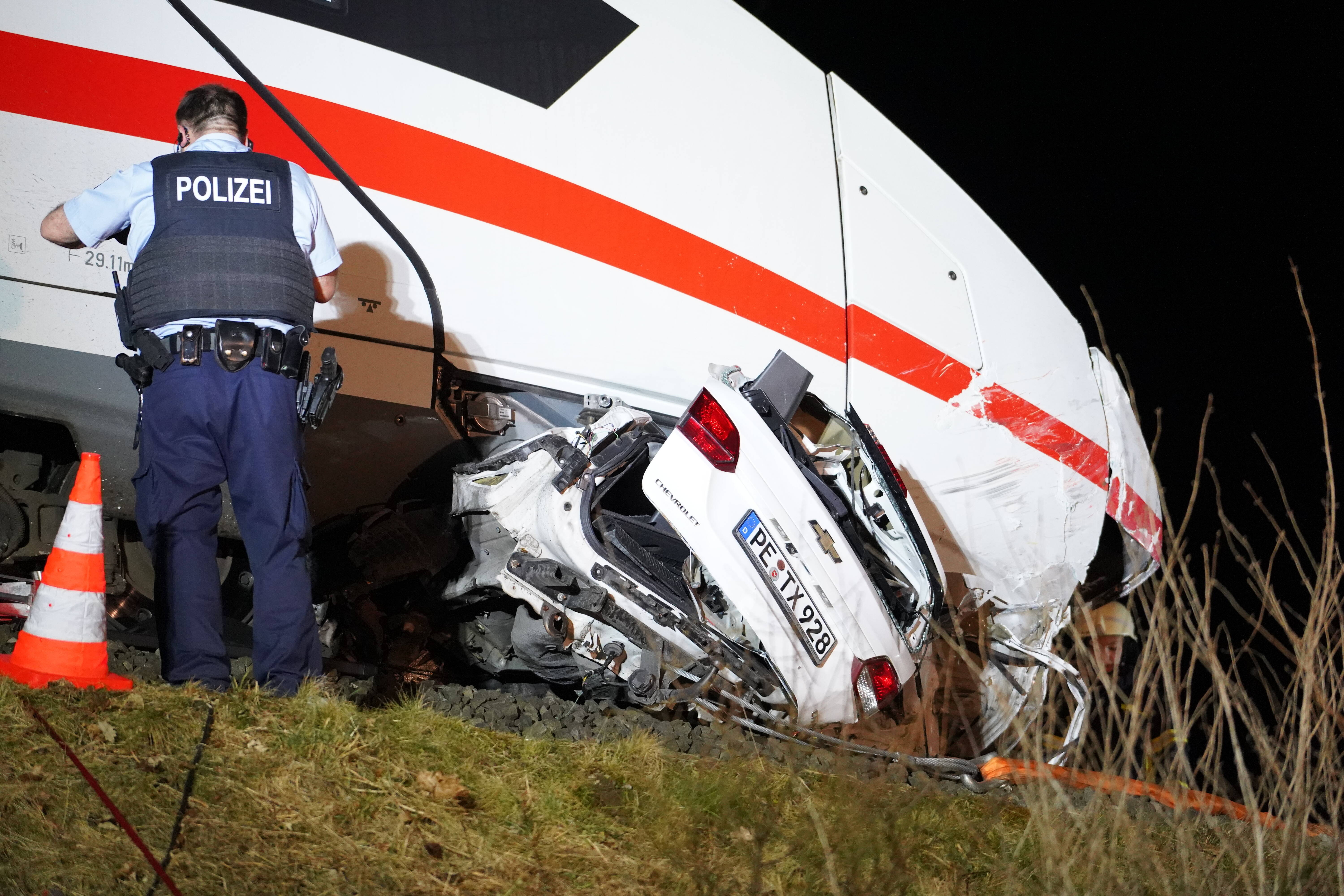 Jugendlicher steht auf Bahnstrecke – ICE musste Vollbremsung hinlegen!