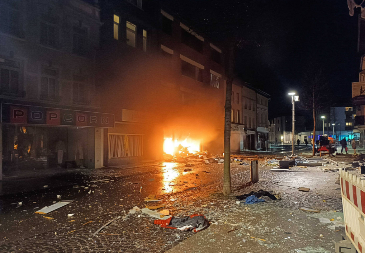 Gewaltige Explosion in Eschweiler - Menschen taumeln verletzt über die Straße! Viele Verletzte!