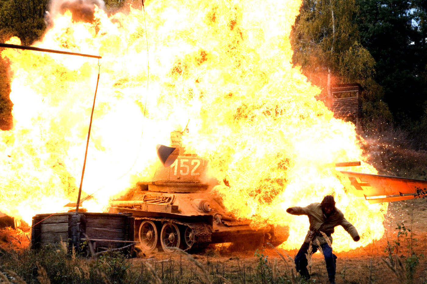 Anschlag? Russische Militärbasis explodiert! Wichtiger Panzer-Übungsplatz steht in Flammen!