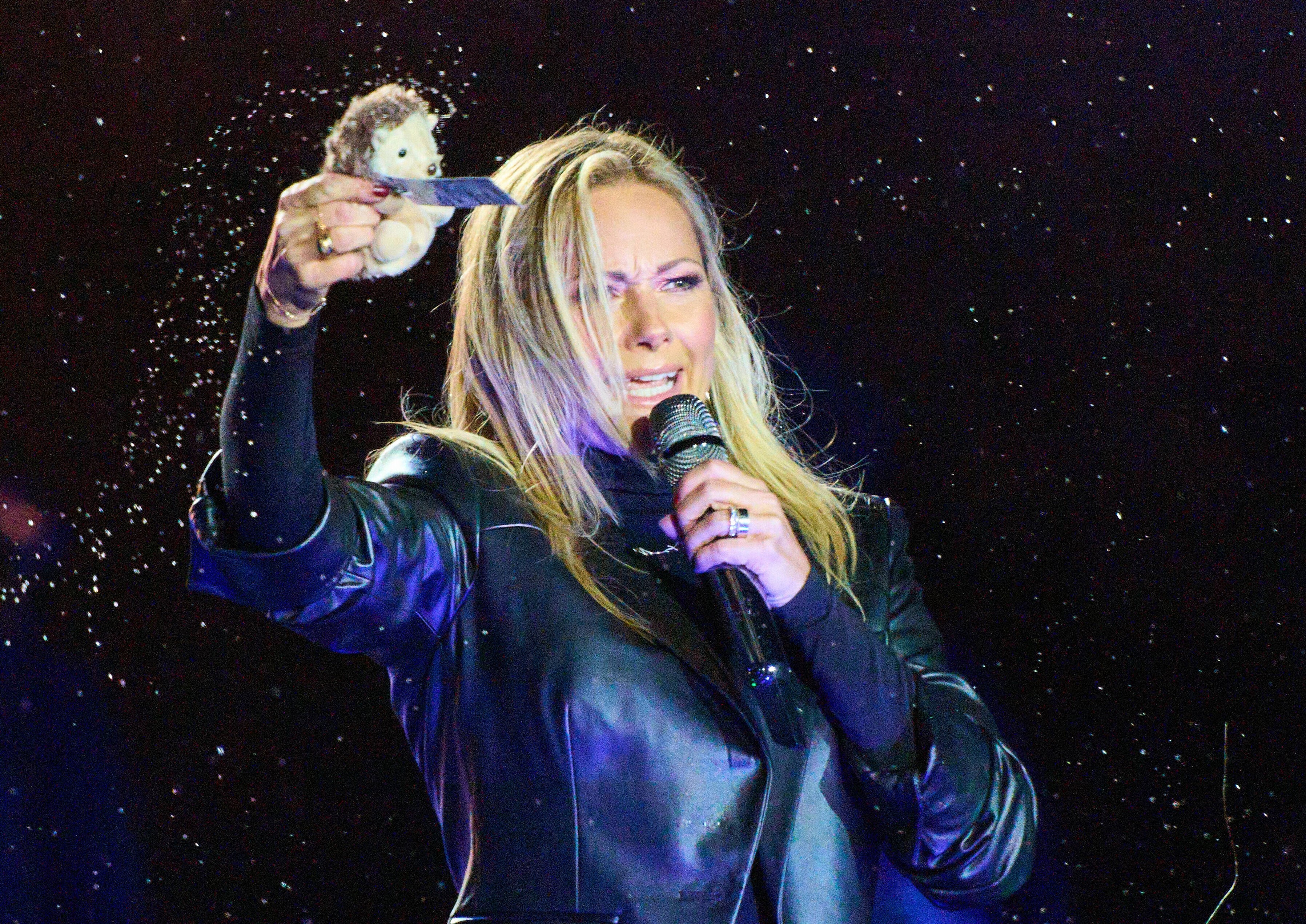 Mitten im Konzert - Helene Fischer in großer Not - Helfer müssen auf die Bühne eilen