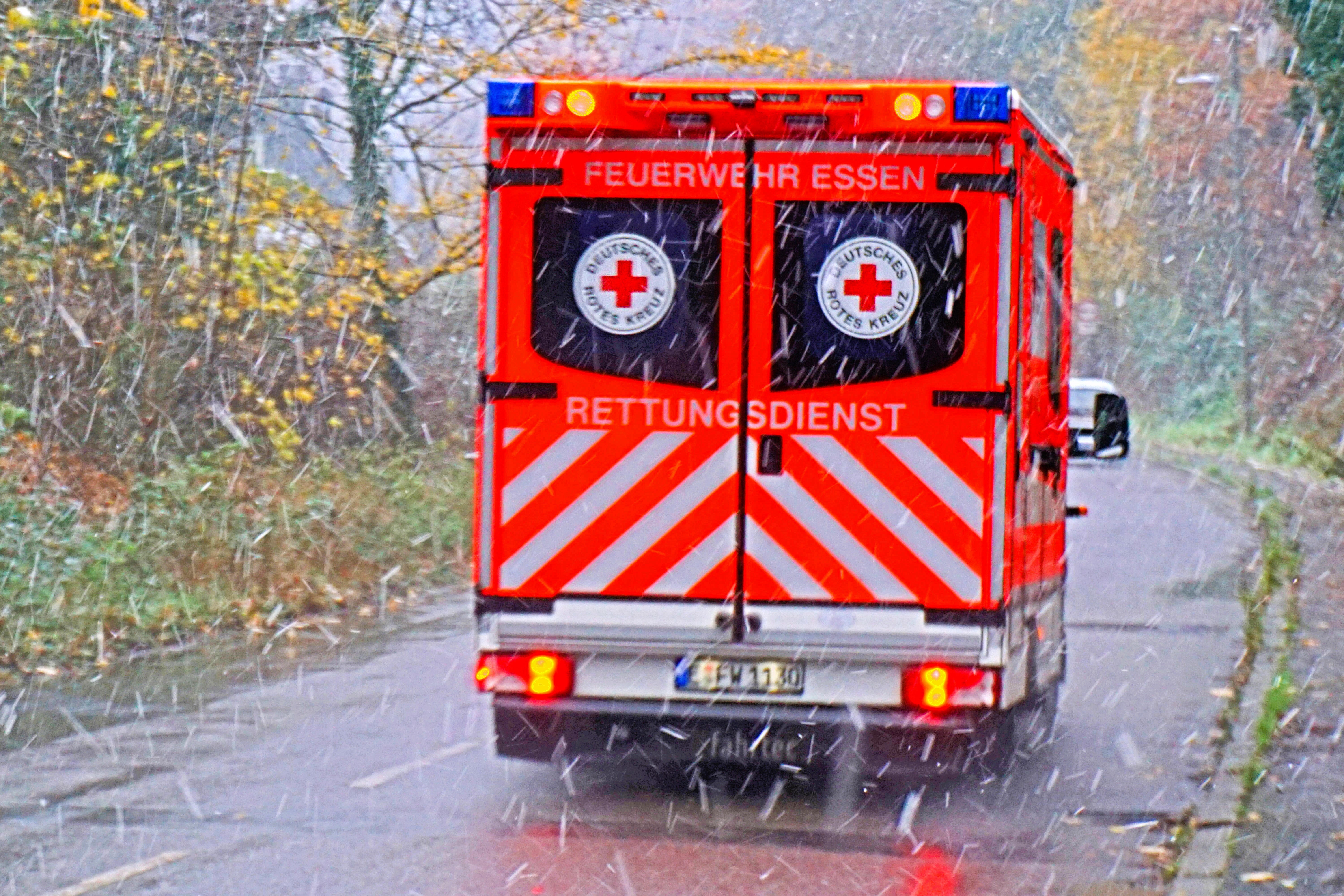 Schwerer Unfall! Fußgänger von Autofahrer tödlich verletzt - der lässt das Opfer sterbend liegen!
