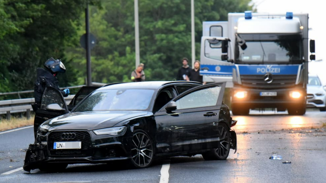 Polizei warnt die Bevölkerung "Nehmen Sie keine Anhalter mit"! Räuber durchbrechen Polizeisperre - Beamte finden Sprengstoff