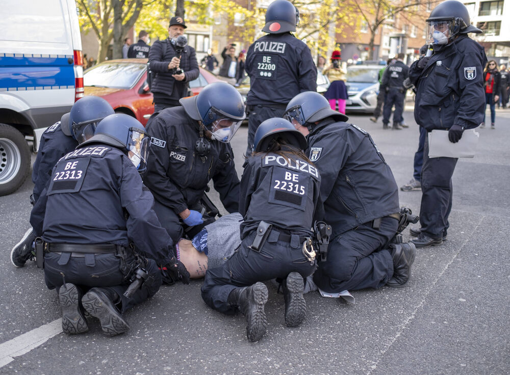 Wieder Amok-Alarm in einer Regionalbahn - Polizei nimmt bewaffneten Mann fest!
