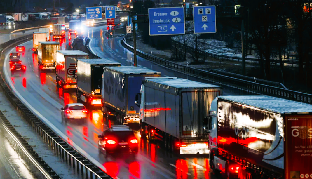Vollsperrung nach schwerem Crash auf der Autobahn - Mann nach Crash schwer verletzt!