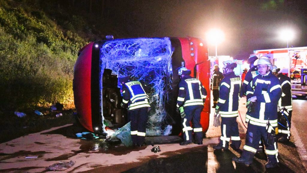 Schwerer Reisebus-Unfall auf der Autobahn! Bus kippt um - viele Verletzte!