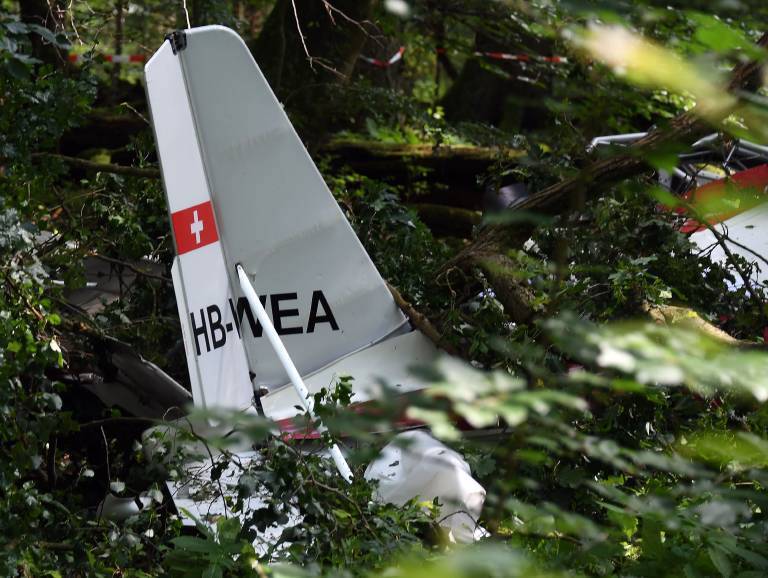 Flugzeugabsturz über Deutschland! Teile der Landebahn beschädigt - Pilot schmiert ab!