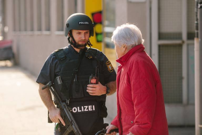 Amok-Alarm an Schule! Mindestens ein Kind verletzt - Polizei mit Großaufgebot vor Ort!