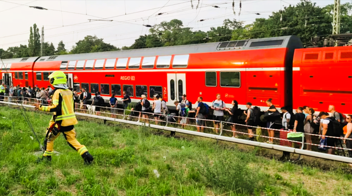 Unfall-Drama! Rentner stürzt mit Auto aus seiner Garage - 40 Meter Tief auf Bahngleise!