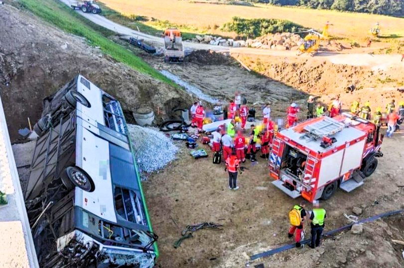 Eilmeldung - Linienbus stürzt von Brücke! Mehrere Menschen schwer verletzt