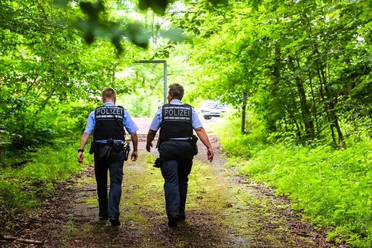 Mädchen tot im Straßengraben gefunden! Polizei geht von einem Verbrechen aus!