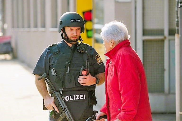 Amokfahrt! Mann rast mit Auto auf Polizisten zu - Beamten müssen Schüsse abfeuern!