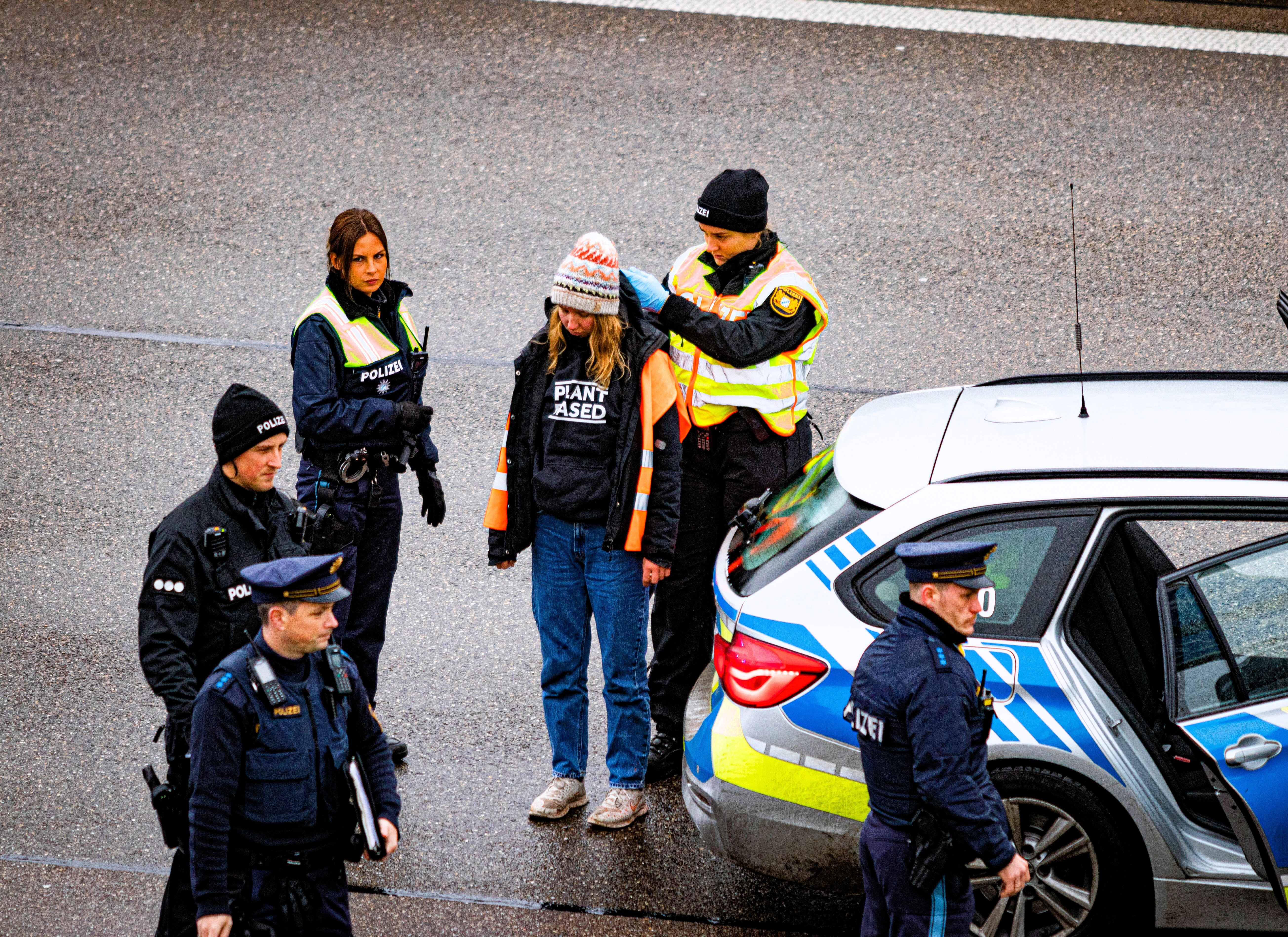 Trio schmeißt Gullydeckel auf die Autobahn - Polizei geht von Mordanschlag aus!